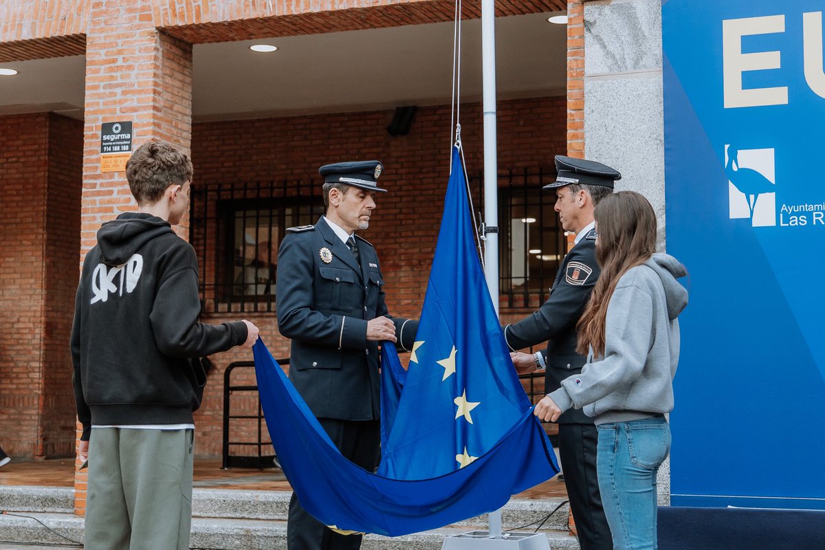 pprozasdemadrid's tweet photo. 🇪🇺 Celebramos el #DíaDeEuropa con el izado de bandera junto al alcalde, @jdelauz, el consejero de Presidencia, Justicia y Administración Local, @MA_GarciaMartin, el embajador de Chipre, @CyprusinSpain, alumnos del @iesjgn y representantes institucionales. 
#EuropeDay #9Mayo https://t.co/HROgxSsZzY