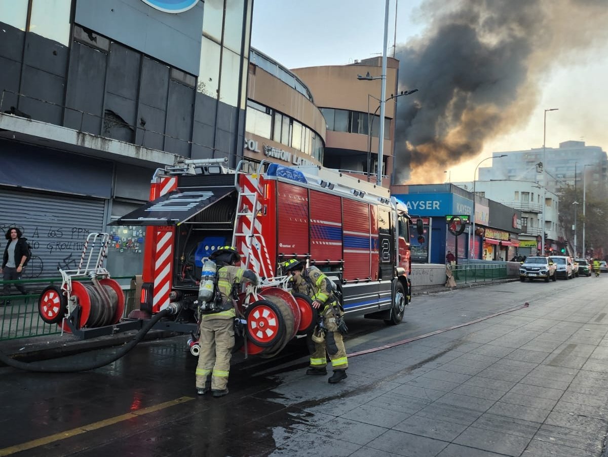 cbsantiago's tweet photo. 🔴 AHORA: el 2° Comandante del Cuerpo de Bomberos de Santiago, Juan Pablo Slako Guajardo, asume la coordinación de las labores ante 2ª Alarma de #Incendio, en comercializadora china de Av. Libertador Bernardo O'Higgins y Libertad, comuna de #Santiago.
@Comandantecbs 
@Muni_Stgo https://t.co/zUGRtTLwOv
