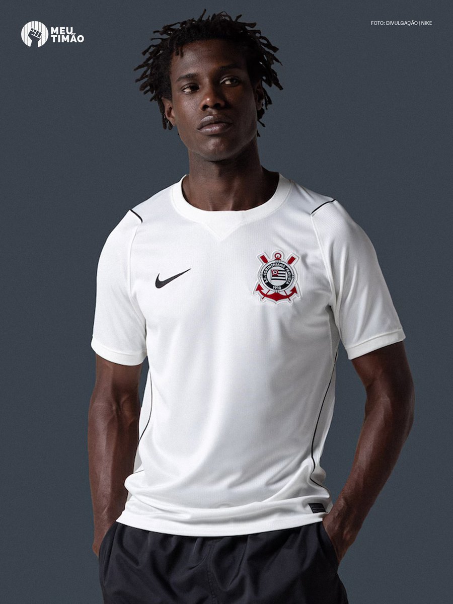 MeuTimao's tweet photo. Corinthians e Nike lançam o novo uniforme para 2026/27 em homenagem ao dia 5 de dezembro de 1976, o dia que o Timão invadiu o Maracanã! ⚫️⚪️🔥

Compre a sua em https://t.co/Eb5cTamZUu https://t.co/PRosRSDtPP