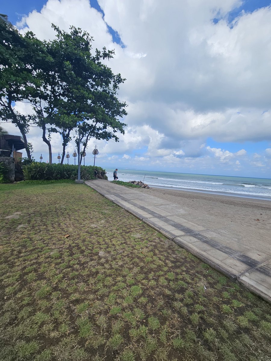 kezab's tweet photo. Cold drinks and beach walk to start the day 😌  feeling very blessed https://t.co/NF7SrqQGNq