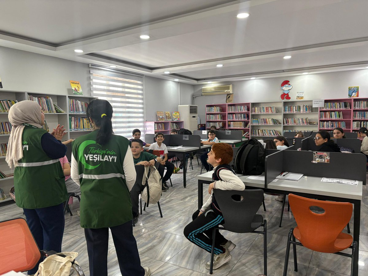 Ebkutuphane's tweet photo. Esma Biltaci Anne- Çocuk kütüphanemizde Yeşilay görevlileri   tarafından küçük kullanıcılarimiza  Yeşilay'ın önemi ve yaptığı faaliyetler hakkında görsel ve uygulamalı etkinlinlik gerçekleştirildi. @esenleryesilay https://t.co/rrCrpf5gRK