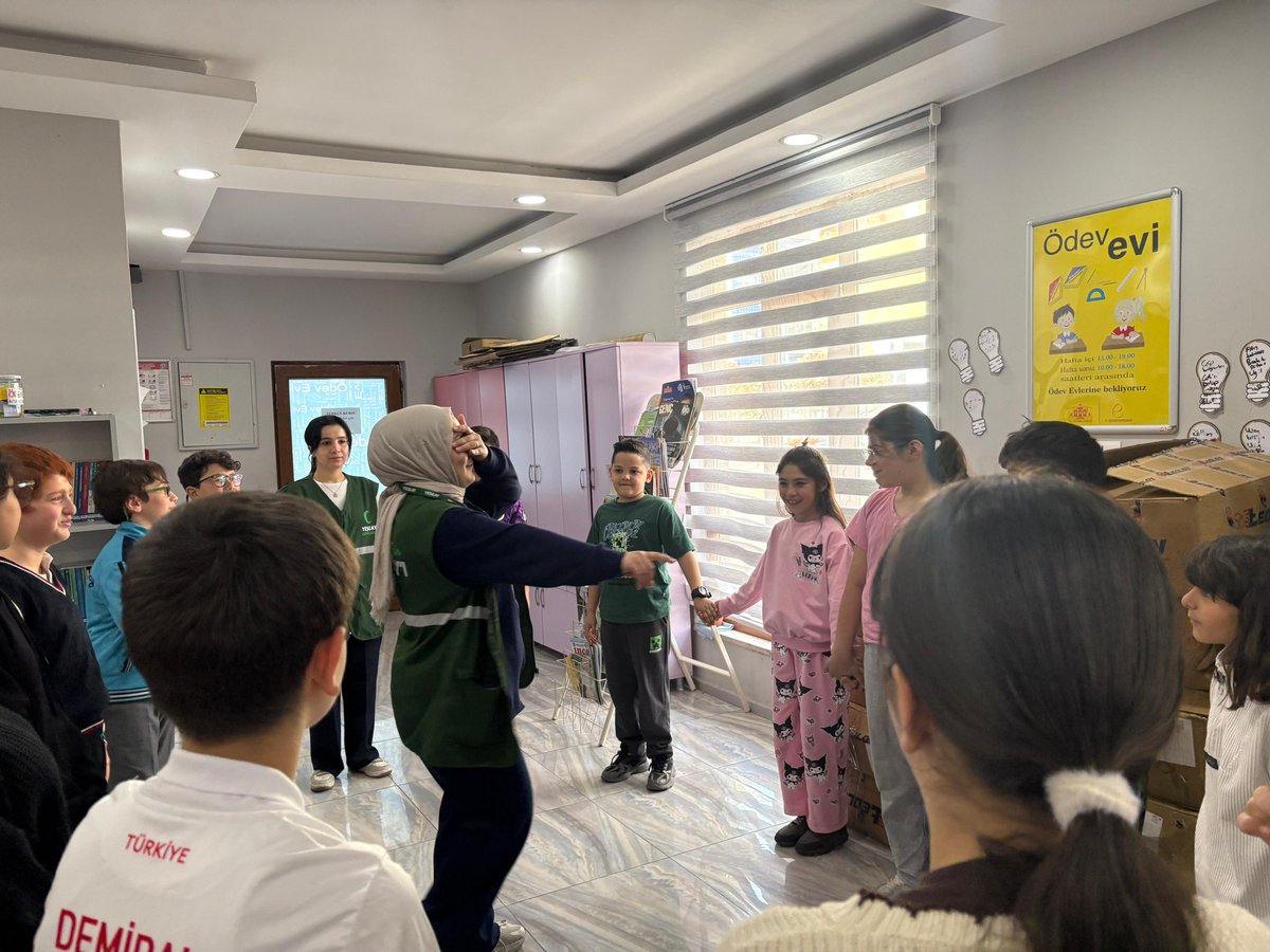 Ebkutuphane's tweet photo. Esma Biltaci Anne- Çocuk kütüphanemizde Yeşilay görevlileri   tarafından küçük kullanıcılarimiza  Yeşilay'ın önemi ve yaptığı faaliyetler hakkında görsel ve uygulamalı etkinlinlik gerçekleştirildi. @esenleryesilay https://t.co/rrCrpf5gRK