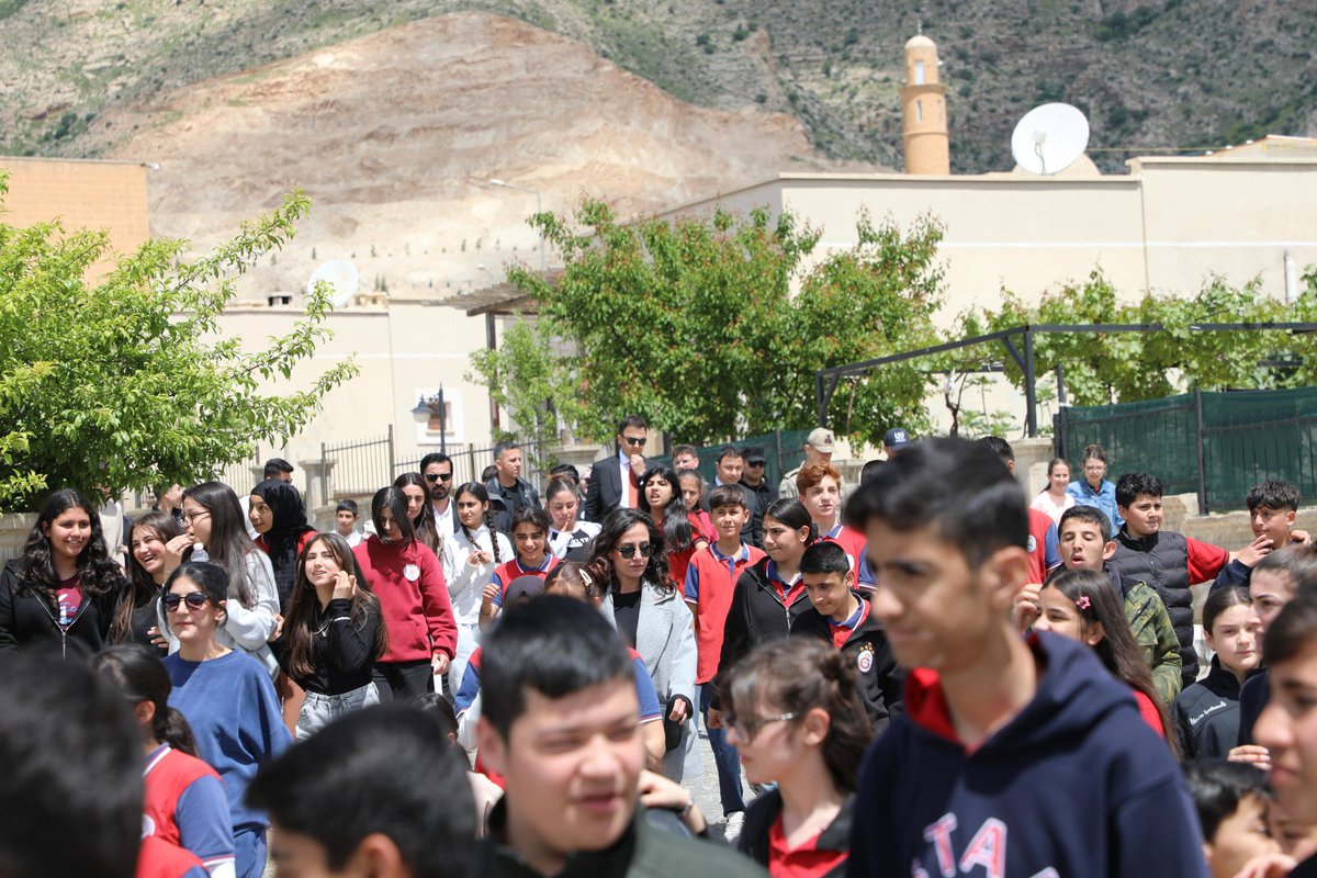Hasankeyf_MEM's tweet photo. "Dünya Sağlık İçin Hareket Et Günü" kapsamda öğrencilerimizle tarihi ilçemiz Hasankeyf'te yürüyüş yaparak sağlıklı yaşamın önemi vurgulandı. İlçe Kaymakamımız Mehmet Ali İMRAK öğrencilerimize eşlik etti.
@meb_dhgm @mebisgb @BatmanilMEM @mehmetaliimrak
@yasarciger @yagmurat72 https://t.co/1rRVVbquc3