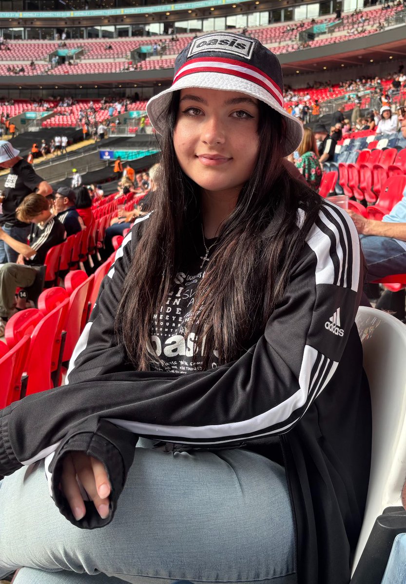 Sw77Lfc's tweet photo. @liamgallagher any chance you can wish my daughter Grace a happy 18th Birthday 
Birthday vibes in Kent https://t.co/sOV3wcXyiZ