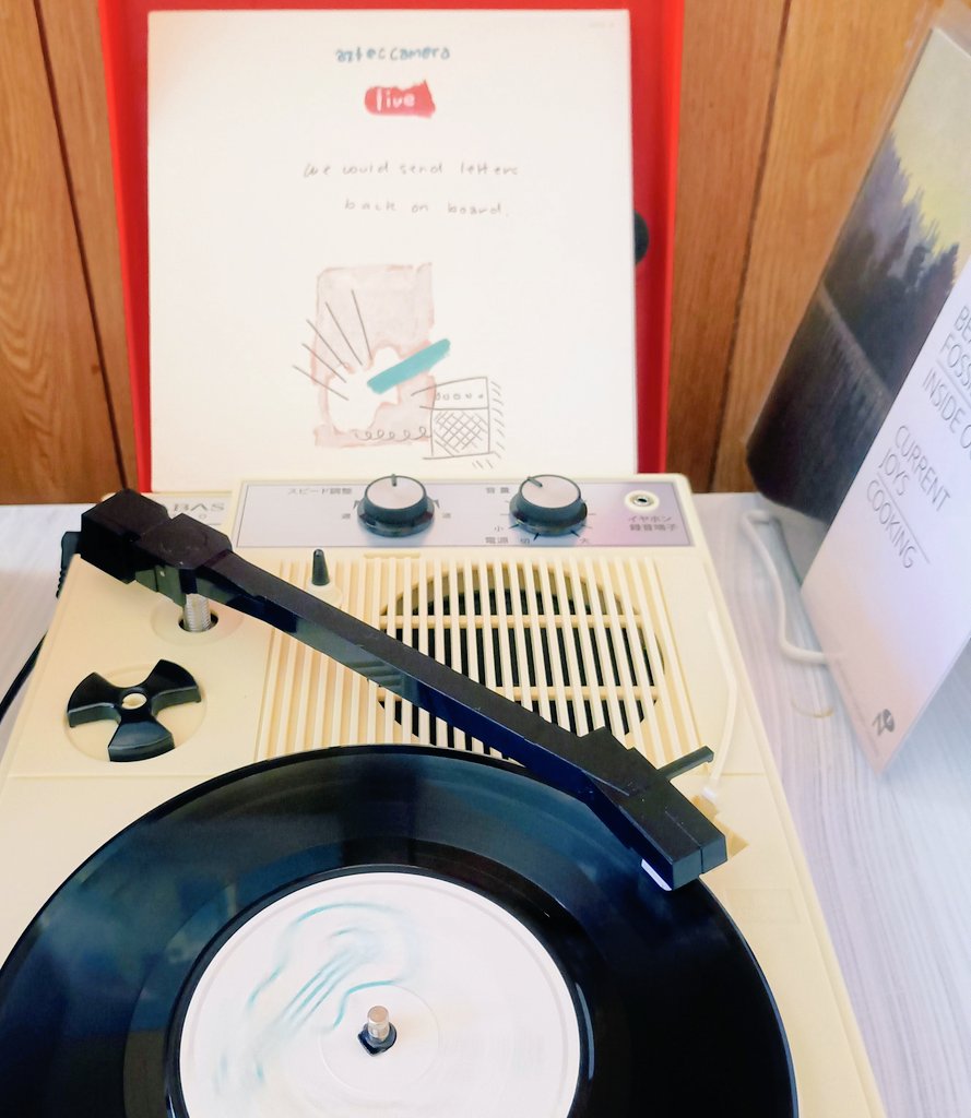 Jcatcatcom's tweet photo. #NowPlaying️
私のレコードプレーヤーANABAS GP-N3Rは、盤が小さいので、7インチシングルを聴くのに取り回しがいいです
片面に1曲とかしか入ってなくて(!!)裏返すのに忙しいけど、楽しい!
#AztecCamera #BeachFossils #Geese #レコード https://t.co/iOIHyf6ZUb