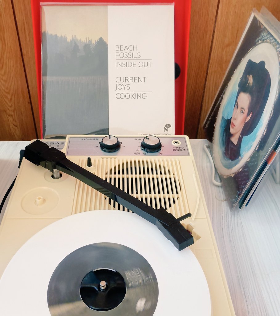 Jcatcatcom's tweet photo. #NowPlaying️
私のレコードプレーヤーANABAS GP-N3Rは、盤が小さいので、7インチシングルを聴くのに取り回しがいいです
片面に1曲とかしか入ってなくて(!!)裏返すのに忙しいけど、楽しい!
#AztecCamera #BeachFossils #Geese #レコード https://t.co/iOIHyf6ZUb