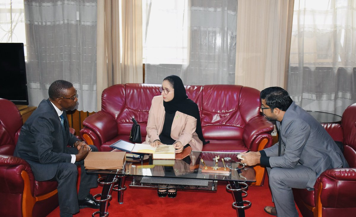 OmanEmbassyKE's tweet photo. قامت سعادة السفيرة نصراء بنت سالم الهاشمي بزيارة إلى الأرشيف الوطني الكيني، وإلتقت برئيس الأرشيف Mr. Francis G. Mwangi لبحث وتعزيز التعاون القائم بين البلدين في مجال الوثائق والمحفوظات. https://t.co/9nIf50WlS7