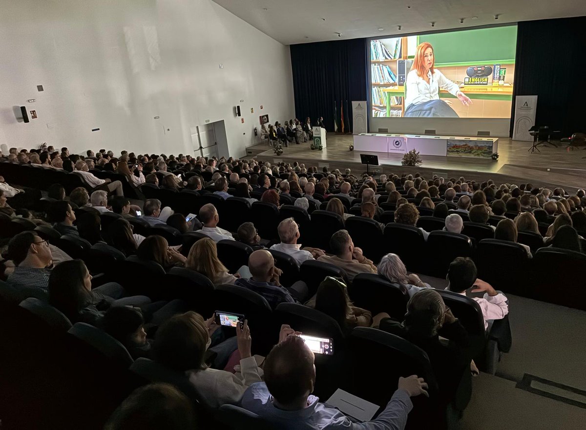 educacionmlg's tweet photo. Ayer vivimos un encuentro muy especial y emotivo: el acto de homenaje al #profesorado, un reconocimiento de @EducaAnd a la entregada labor de los docentes jubilados en 2025. ¡Enhorabuena y gracias por tanto todos estos años! 🤗
Muy pronto, amplio reportaje gráfico de la gala. 📷 https://t.co/Hx0NCVeVoR