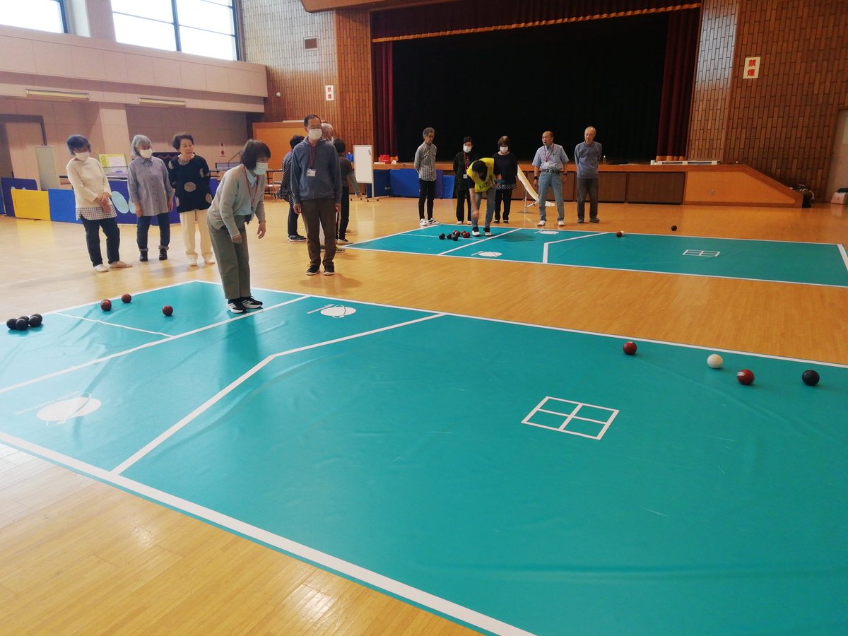 島田地区民児協の定例会で民生委員の皆さんからユニバーサルスポーツ（ボッチャ、卓球バレー など）を体験していただきました。
地域の交流の場などで活用していただきたいという思いからの体験会でありましたが、笑いあり、歓声ありの楽しい体験会となりました。

#三条市　#民児協