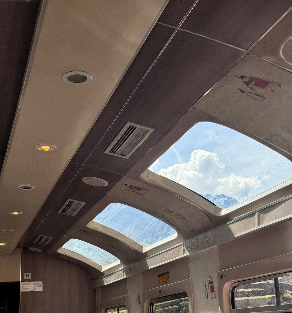 ct_sittc's tweet photo. ペルーの絶景列車をご紹介🚂
#マチュピチュ へ向かう途中は、アンデスの雄大な自然を眺めながら列車旅をお楽しみいただけます🚃
車窓に広がる渓谷や山々など、南米ならではの絶景も魅力🏔
移動時間まで特別な思い出になる列車旅をぜひご体感ください✨
#グランデ #CT海外 #グランデ絶景秘境の旅 https://t.co/l7HCOtqXhz