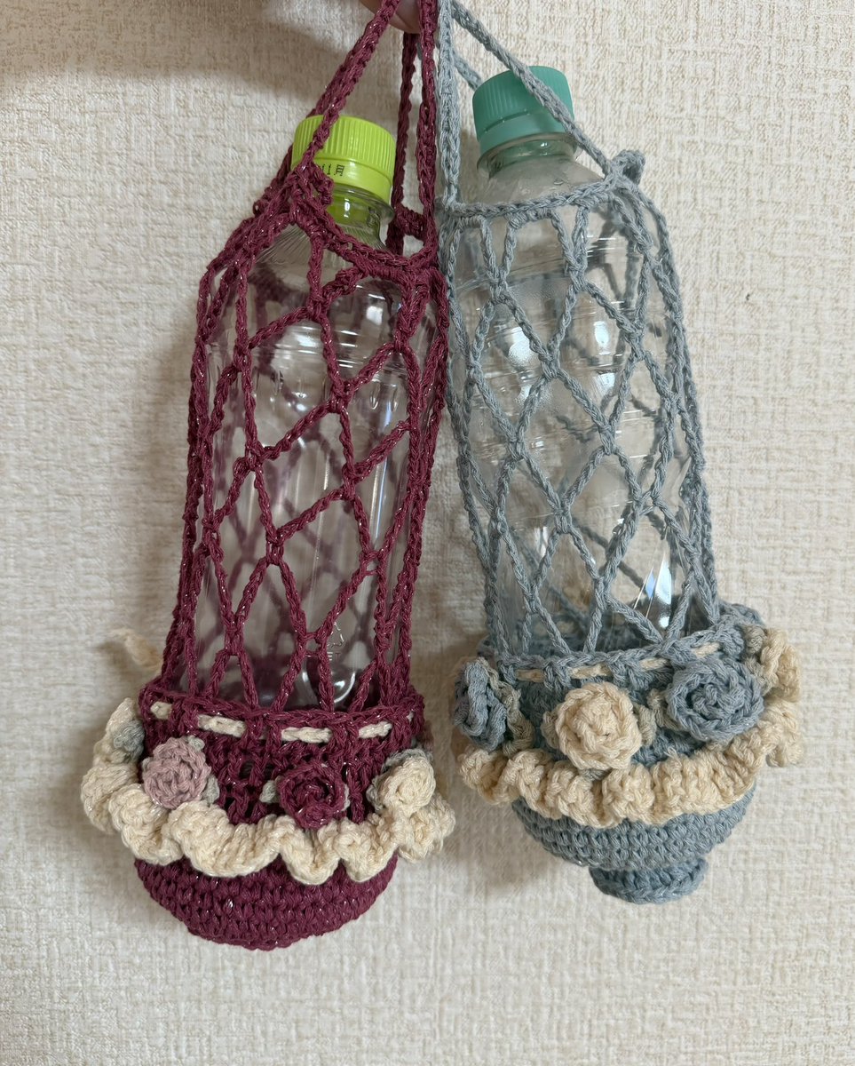 折り畳めるペットボトルホルダー編みました💐 水色は自分用に、もう1つ