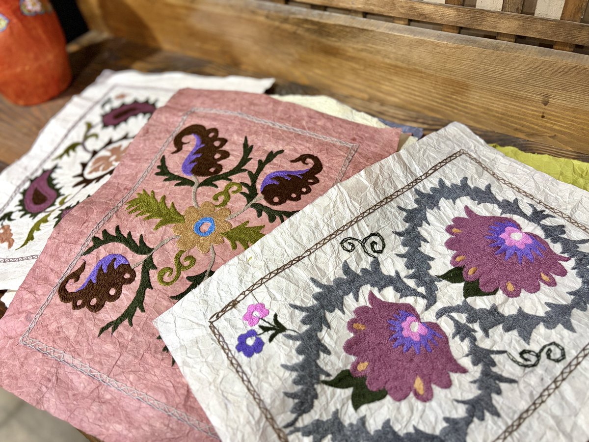 ウズベキスタンの伝統刺繍スザニを施したサマルカンドペーパー。壁に