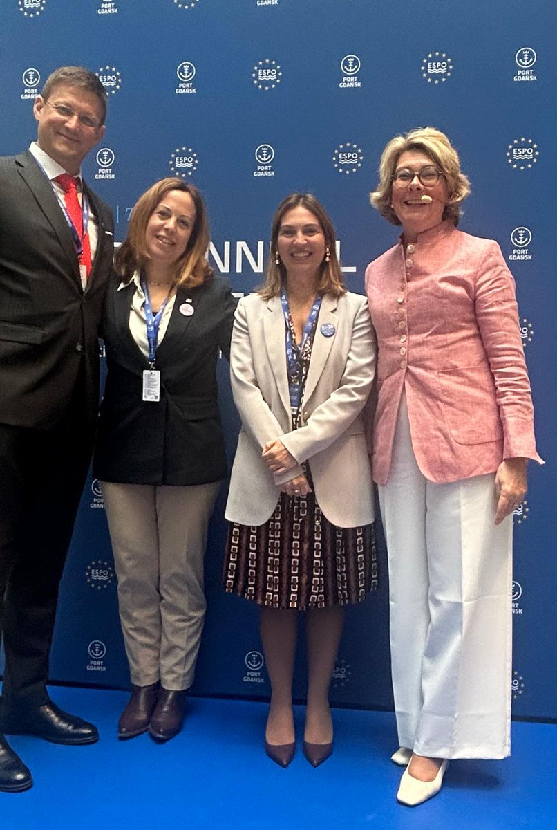 assoporti's tweet photo. 🗣️Portualità, l’Italia ai tavoli europei: a Danzica il confronto sulle nuove politiche UE. 

A capo della delegazione di Assoporti ,Annalisa Tardino.
#iportinonsifermano
#portsworkingtogether
#Eu

Leggi il comunicato al link: https://t.co/WUt0n3gFwQ https://t.co/0ldoWH0c4A