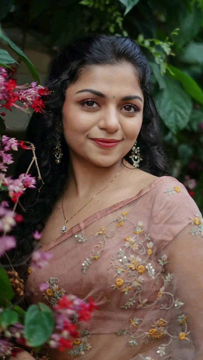 sudharps's tweet photo. 🎬 Stage Name – Hansika Krishna
🎂 Date of Birth – 30 September, 2005
🎈 Age – 20 Years (as of 2026)
🏠 Place of Birth – Thiruvananthapuram, Kerala, India
🌍 Nationality – Indian 🇮🇳
♎ Zodiac Sign – Libra
🎭 Ethnicity – Malayali Hindu
💼 Profession – Actress, Model, YouTuber, Social Media Influencer
🎬 Career – Active (Malayalam Film & Digital Industry)
🎞️ Genres – Drama, Romance, Family
⭐ Famous For – Luca (2019), Instagram Reels, Dance Videos, Lifestyle Content
🏆 Notable – Sister of Popular Actress Ahaana Krishna
📏 Height – 1.67 m (5'5")
⚖️ Weight – Around 65 kg (approx)
👁️ Eye Color – Black
💍 Marital Status – Unmarried
🎓 Education – Holy Angels ISC School, Thiruvananthapuram, Kerala
🕺 Hobbies – Classical & Modern Dance, Fashion, Travelling, Cooking
💰 Net Worth – Approx ₹1 Crore (est)
📺 YouTube – Active Channel (Lifestyle & Entertainment – 100K+ Subscribers)
📱 Social Media – Active on Instagram
