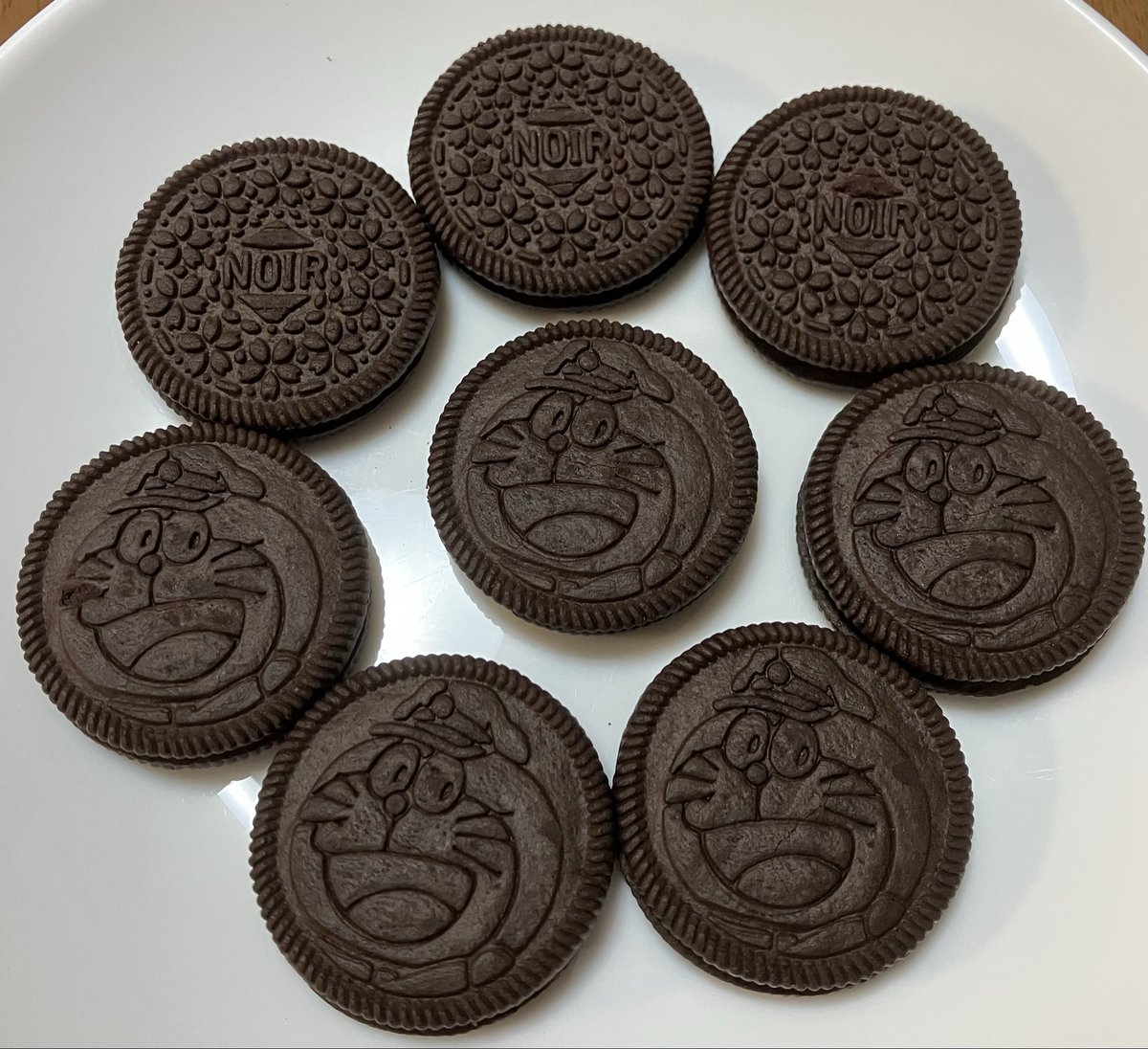 MSM_04_ZEONIC's tweet photo. ノアール　1袋(8枚×2パック)
ドラちゃん1パックに5枚いた
砕いてバニラアイスに混ぜて食べたい🤤 https://t.co/whk4ZNjTyw