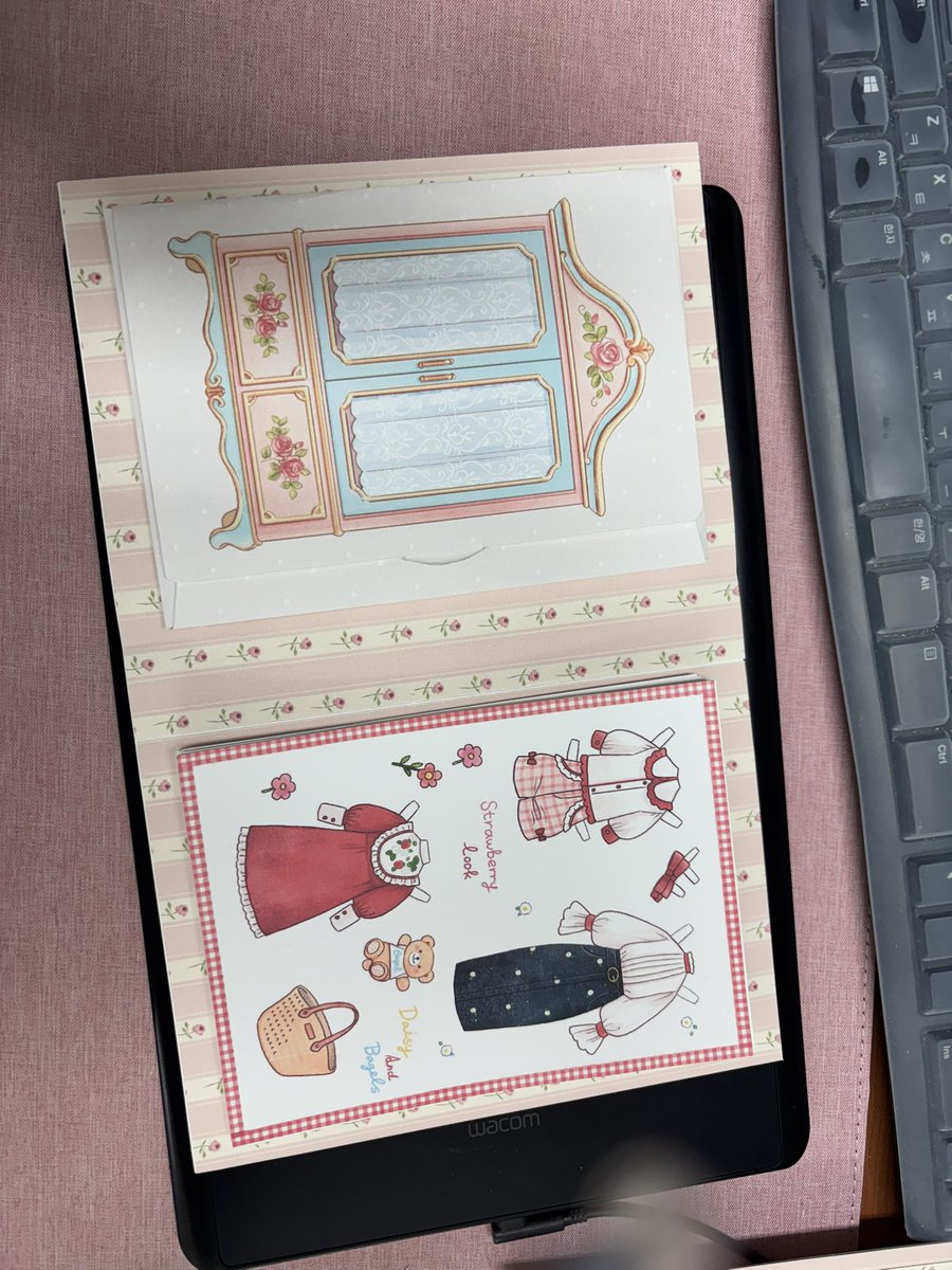 doldawn's tweet photo. 안녕하세요 제가 이런걸 만들어가지고 싶은데 최소단가가 너무 높아서요. 혹시 사실 분. 종이인형 색칠공부 엽서북이구요 반응있으면 수요조사 가져오겠습니다 없을시 그냥 혼자 비싼 인형 만들어 가짐. . https://t.co/cd6S6oplKU