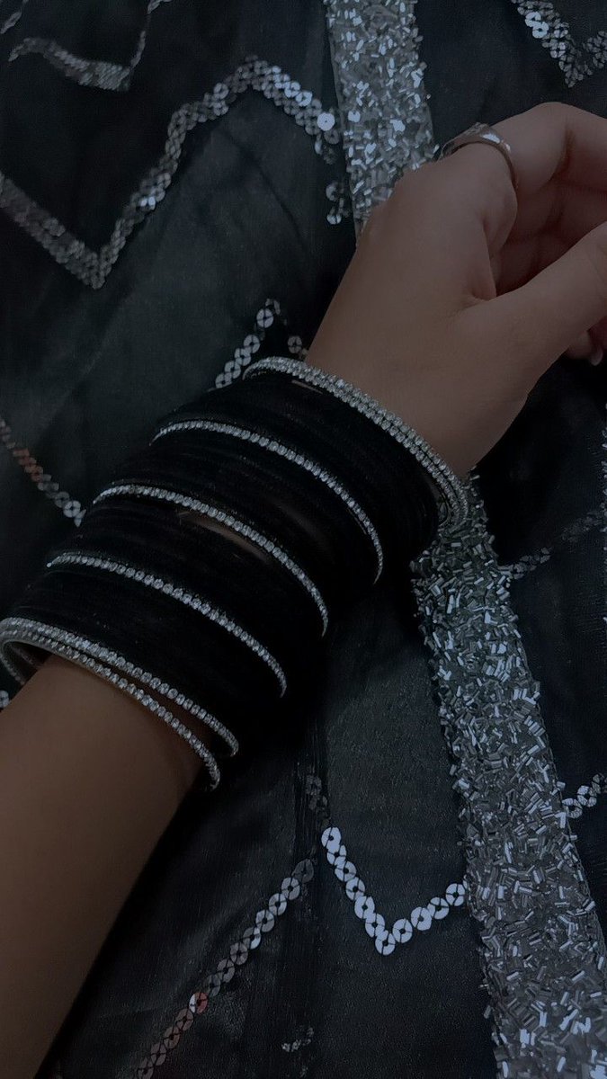 पहले होती है उम्र भर की बात,उसके बाद बात ही नही होती...!

❣️✌🏻