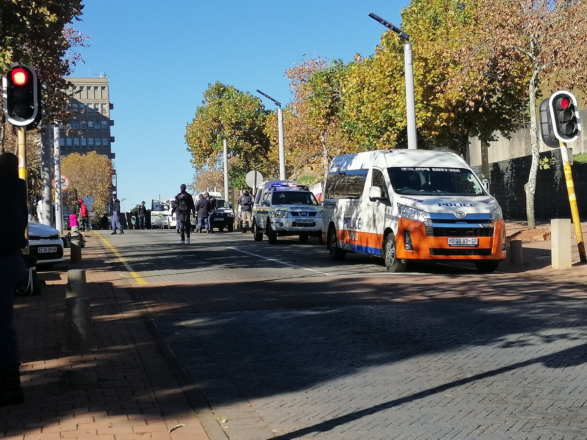 BenSimonJasher's tweet photo. Today we will hear the Con Court give Judgement on National Assembly's decision to block a Section 89 impeachment inquiry against President Cyril Ramaphosa over the 2020 burglary at his Phala Phala game farm in Limpopo, where large sums of undeclared foreign currency were stolen. https://t.co/vKxtOTMpJh