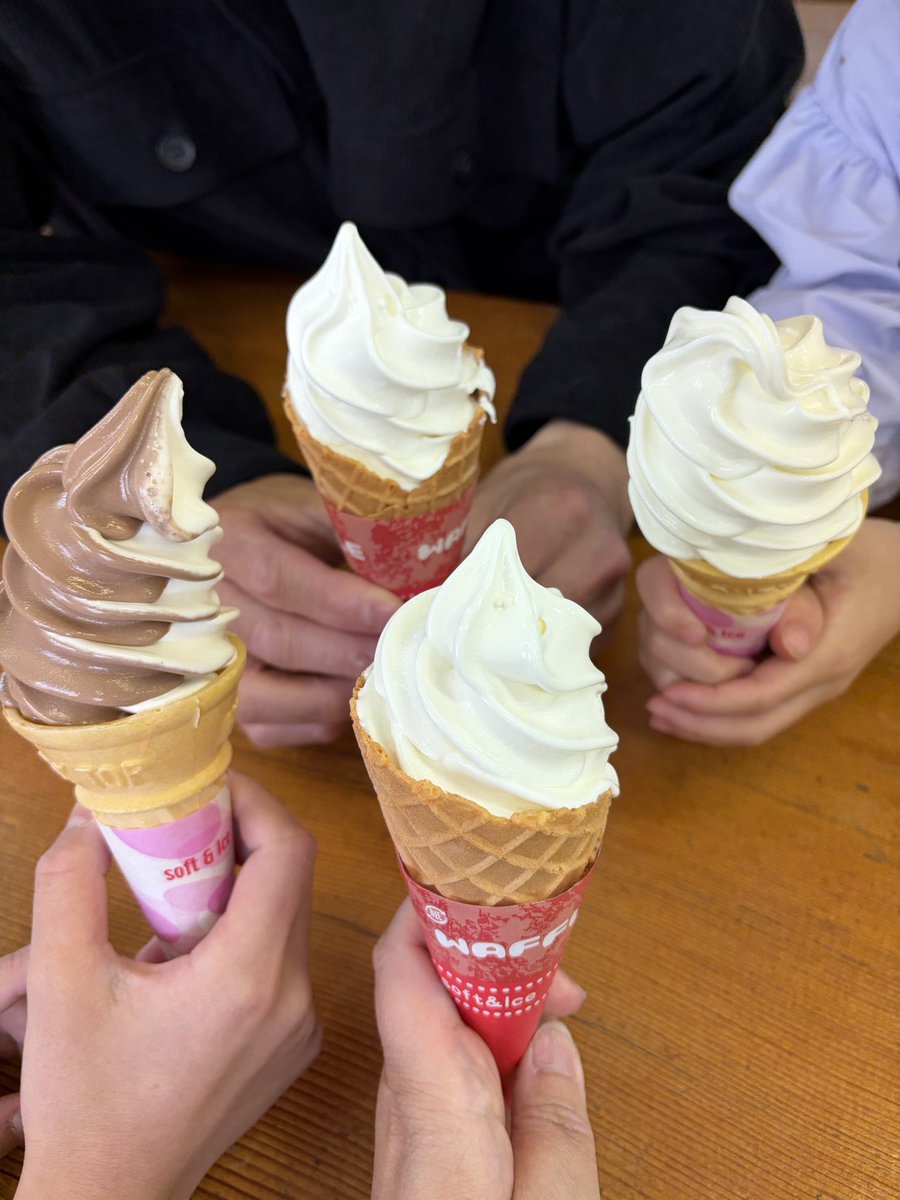 Clamoving's tweet photo. 那須の南ヶ丘牧場へ🐂
プレミアムソフト美味しすぎ！
こんなに濃厚なソフトクリームは初めて🍦
これで600円は安すぎ😋
釣り堀もあり初の魚釣りでみんな大���奮！
釣りにハマりそう🐟️ https://t.co/Cv7BfrUxqx
