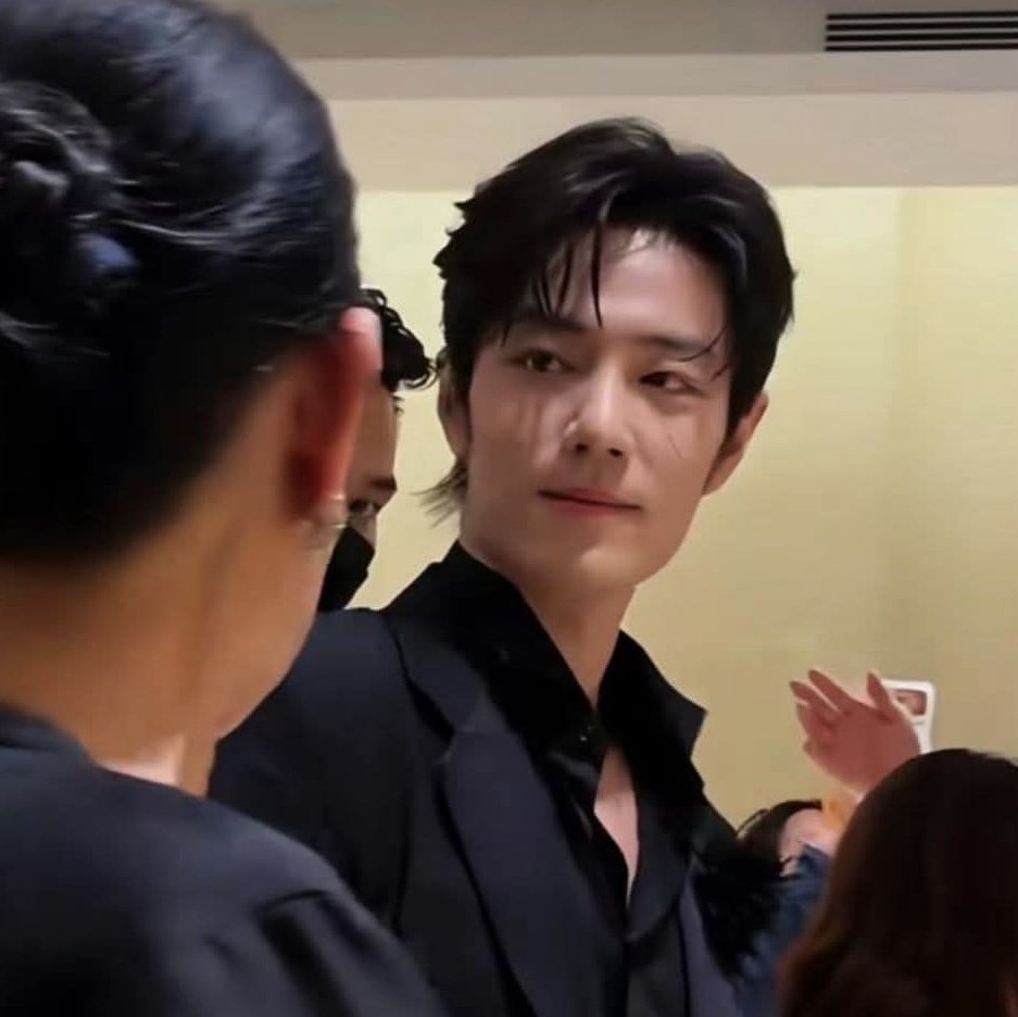 👤: คุณต้องแสดงซีรี่ส์ไปจนถึงอายุ 80 เลยนะ
🐰: อะไรนะครับ
// เอ็นดูพี่มากก ☺