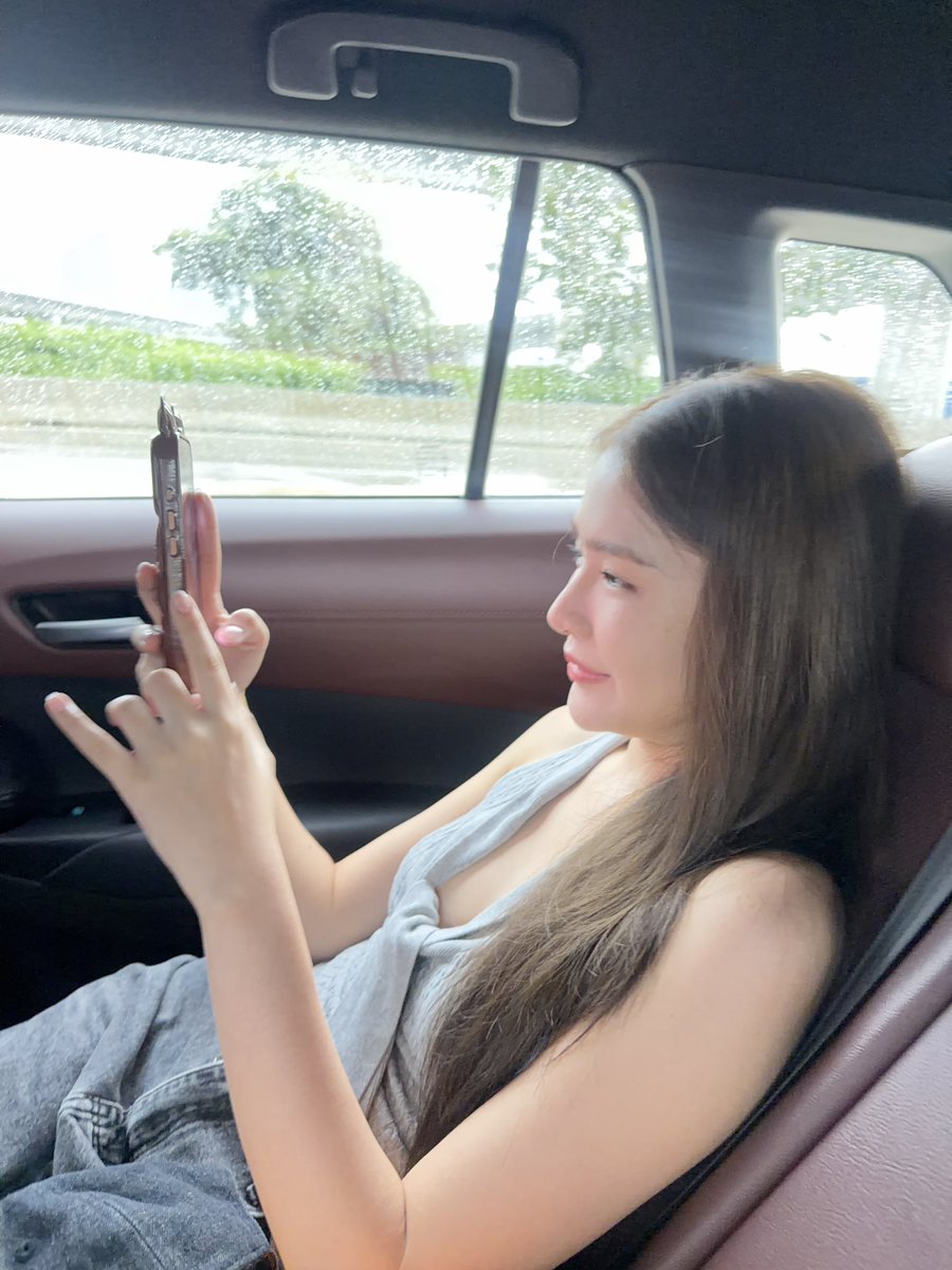 ช่วยด้วยคั้บ มีคนสวยมานั่งถ่ายรูปข้างๆ

#shellybenda