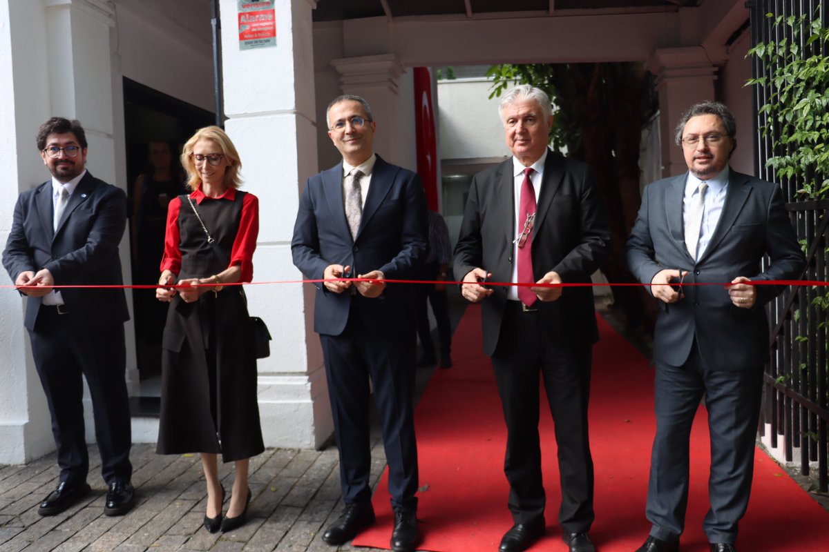 yeeorgtr's tweet photo. 🇹🇷🇧🇷 Yunus Emre Enstitüsü, Latin Amerika ve Karayipler bölgesindeki kültürel diplomasi faaliyetlerine güçlü bir halka daha ekledi. Brezilya’nın São Paulo şehrinde açılan Yunus Emre Türk Kültür Merkezi ile Enstitümüz, bugün itibarıyla dünya genelinde 95 temsilciliğe ulaştı.

Türkçe öğretiminden kültür-sanat etkinliklerine, akademik iş birliklerinden gastronomiye uzanan çok yönlü faaliyetlerle Türkiye’nin zengin kültürel mirası artık São Paulo’da da doğrudan deneyimlenecek.

Coğrafi mesafeleri kültürel yakınlığa dönüştüren bu anlamlı adımın, Türkiye ile Brezilya arasındaki dostluk ve iş birliğine yeni ufuklar açmasını diliyoruz.

@TC_SaoPauloBK 
@yeebrezilya 

#YunusEmreEnstitüsü #SãoPaulo #Brezilya #KültürelDiplomasi #Türkiye