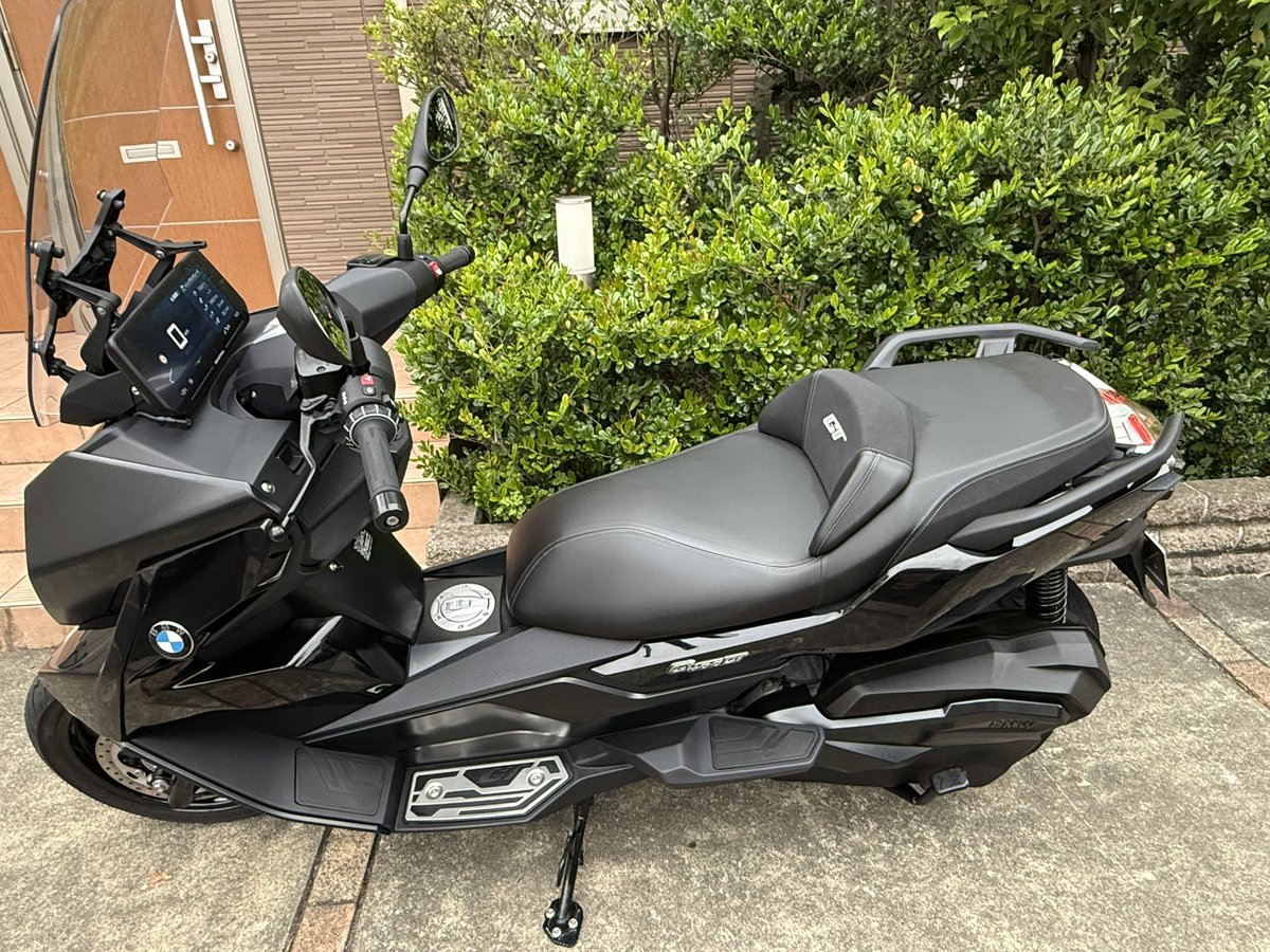Snowflake_029's tweet photo. 昨年8月に注文していたリアグリップがようやく入荷したとのことで本日取付作業をしてもらいました！リアがスッキリとスマートになり大満足です😸
#C400GT https://t.co/qihvntYuKK