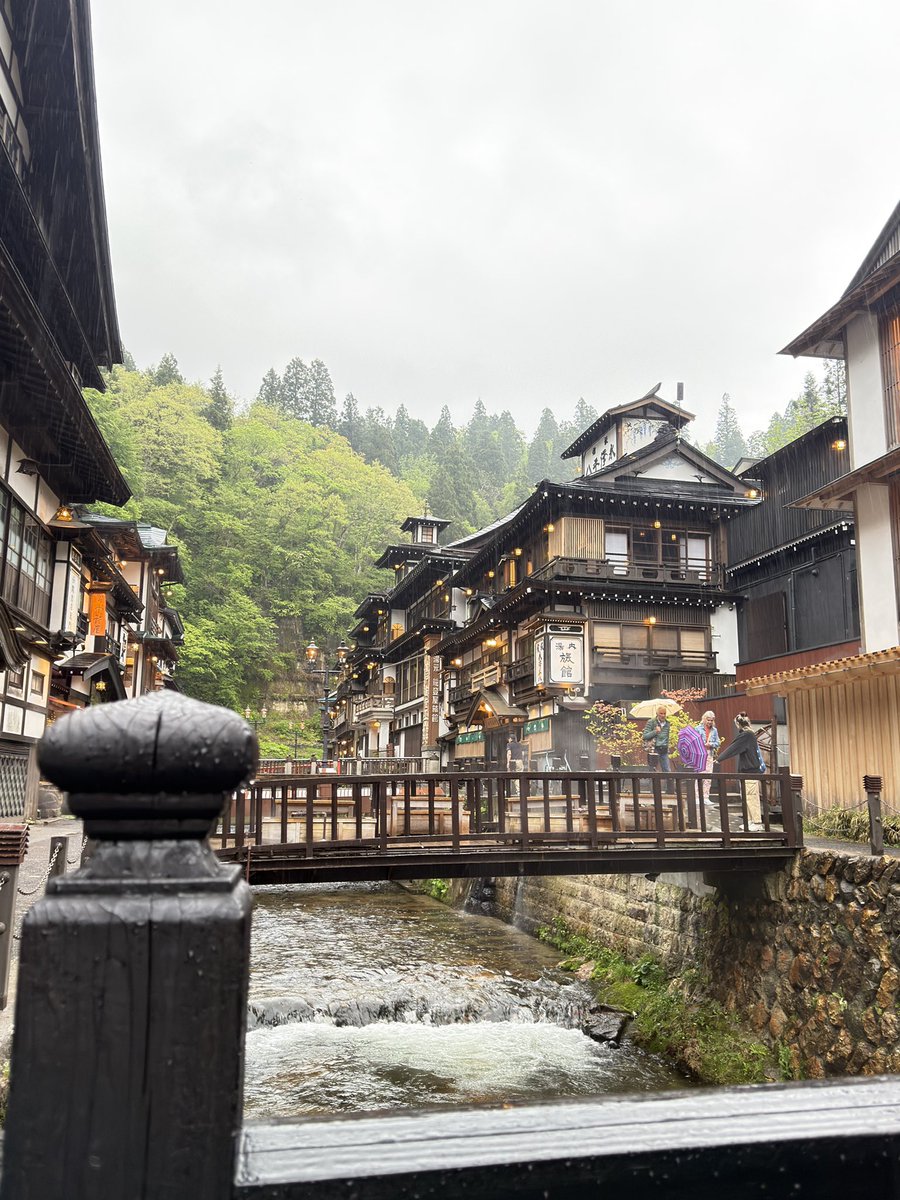 hetako_game's tweet photo. 千と千尋のモデルの1つになった、銀山温泉行ってきた！

めっちゃ景色綺麗で雰囲気最高やのに、めちゃ天気悪い🥺

夜は居酒屋で爆食いや(๑'༥'๑)ŧ‹”ŧ‹” https://t.co/5MCw0DEncZ