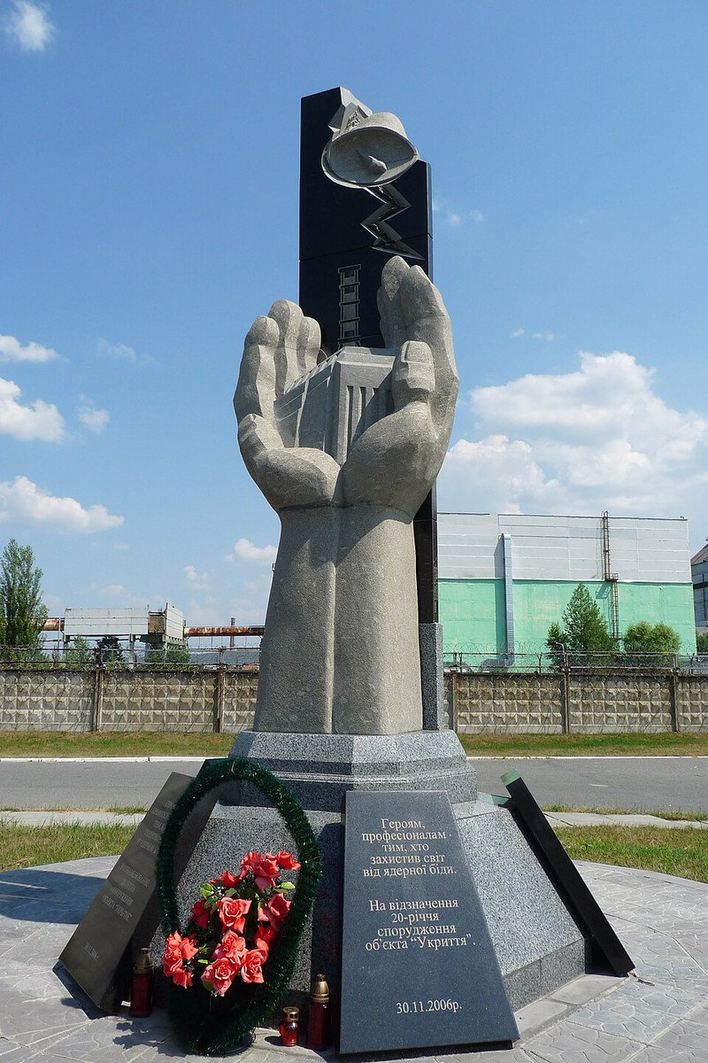 AtorZn's tweet photo. 🇺🇦VALVE оновили у COUNTER-STRIKE 2 пам'ятник «Тим, хто врятував світ» на новій мапі CACHE і тепер ми маємо українську табличку з текстом (як і має бути).

Подяка всім причетним ініціаторам та самим розробникам CS2, звісно. https://t.co/tQL1V7k07y