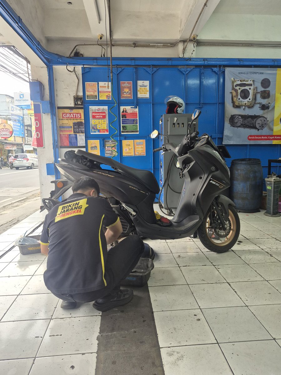p4uji_'s tweet photo. Motivasi kerja keras saat ini:
'Kalau lu gak punya ilmu nya, berarti lu harus punya duit nya'

Gak ngerti motor, gk ngrti kelistrikan, gak ngerti kesehatan, No problem. 
Tapi itu artinya, Ilmu yg lu punya harus bisa menghasilkan uang biar bisa ngecover kebodohan yg lainnya https://t.co/Humn1ZgRNe