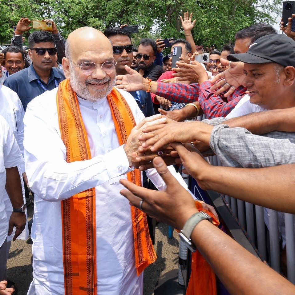SurajKrBauddh's tweet photo. बंगाल में दलित मुख्यमंत्री क्यों?

हमने कल मांग की कि बंगाल में किसी दलित को मुख्यमंत्री बनाया जाए। यह सुनते ही द्विज हिंदुओं में इतनी छनछनाहट क्यों मच गई? मां-बहन की गालियां देने पर उतर आए हैं।

बंगाल की 84 SC-ST सुरक्षित सीटों में से 67 सीटें भाजपा जीती है। भाजपा नेता इस उपलब्धि को खूब flex भी कर रहे हैं, लेकिन जब किसी दलित को मुख्यमंत्री बनाने की बात आई, तो हिंदुत्व का चोला ओढ़े हुए ठेकेदारों को चुभन क्यों होने लगी? आज देश में एक भी दलित मुख्यमंत्री नहीं है। ऊपर से बंगाल में दलितों ने अपना एकमुश्त वोट भी भाजपा को दिया। तो क्या भाजपा की जिम्मेदारी नहीं बनती कि किसी दलित को मुख्यमंत्री बनाया जाए?

द्विज हिंदू ठेकेदारों का तर्क है कि पश्चिम बंगाल में ममता बनर्जी की सरकार हिंदू विरोधी थी। अतः बंगाल में हिंदुत्व के नाम पर चुनाव लड़ा गया था। यह हिंदुत्व की जीत है, इसे जातियों में न बांटा जाए। तो क्या उसका मतलब यह समझा जाए कि दलित लोग हिंदू नहीं हैं? क्योंकि पश्चिम बंगाल में अभी तक द्विज हिंदू ब्राह्मण ही मुख्यमंत्री बनते आए हैं। क्या किसी दलित को मुख्यमंत्री बनाया गया तो हिंदुत्व का समीकरण टूट जाएगा? अरे भाई, अगर ऐसी बात है तो किसी हिंदू दलित को मुख्यमंत्री बनाओ। उसमें भला क्या परेशानी होगी? या फिर स्पष्ट कहो कि दलित को मुख्यमंत्री बनाने से तुम्हारा जातीय कमंडल टूट जाएगा। Caste Supremacy को टूटता देख मन में अजीब से अंगारे उठेंगे और तुम्हारे हृदय में बैठे मनु नाराज हो जाएंगे।

वैसे तुम्हारे तर्क के हिसाब से तुम तमिलनाडु में भी DMK सरकार को हिंदू विरोधी मानते हो। विजय थलापति ईसाई हैं, तो क्या तमिलनाडु में सारा वोट ईसाइयों के नाम पर पड़ा? अजीब बेवकूफी है। दलित समुदाय के लोग अपनी सुरक्षा एवं सम्मान के नाम पर वोट देते हैं। पश्चिम बंगाल और तमिलनाडु उसका लेटेस्ट उदाहरण हैं।

दलितों एवं आदिवासियों ने ममता बनर्जी सरकार के दलित विरोधी आतंक से त्रस्त होकर भाजपा को एक विकल्प के रूप में चुना है। अगर आज इनका साथ नहीं मिलता, तो भाजपा पश्चिम बंगाल में कमल नहीं खिला पाती। इस सच्चाई को हम ही नहीं, बल्कि स्वयं नरेंद्र मोदी, अमित शाह एवं भाजपा के सभी शीर्ष नेता मानते हैं। तो क्या अब भाजपा की जिम्मेदारी नहीं बनती कि वह दलितों एवं आदिवासियों को उनका नेतृत्व Give Back करे? एकता सिर्फ लच्छेदार भाषणों से नहीं बनती है, उसे जमीन पर दिखाना भी होता है।

2024 के लोकसभा चुनाव में दलितों ने संविधान बचाने के नाम पर समाजवादी पार्टी को एकमुश्त वोट दिया। सपा 37 सीटें जीत गई। वहीं कांग्रेस भी 6 सीटें जीती। अर्थात सपा-कांग्रेस गठबंधन 43 सीटें जीतने में सफल रहा। हालांकि चुनाव जीतने के बाद से सपा के लोग दलितों पर दमन करना शुरू कर दिए। अखिलेश यादव अपने सजातीय लोगों द्वारा दलितों पर हो रहे अत्याचार पर मौन साधे रहते हैं। वहीं सपा समर्थक एवं IT Cell के लोग दलितों को ही अपमानित एवं criminalise करने में लगे रहते हैं। लिहाजा दलित अब अपने फैसले पर रो रहा है और इन्हें सबक सिखाने हेतु 2027 के चुनाव का इंतजार कर रहा है। भाजपा पश्चिम बंगाल में वही गलती न करे जो उत्तर प्रदेश में सपा ने की। सोशल मीडिया पर द्विज हिंदू भी सरेआम दलितों को अपमानित एवं गाली-गलौज करने में लगे हुए हैं। पुलिस शिकायतों के बाद भी भाजपा सरकार इन पर कोई कार्रवाई नहीं करती। इस भेदभाव को समाज देख रहा है। पश्चिम बंगाल का नेतृत्व किसी दलित के हाथ में देना बहुत ही सूझबूझ वाला एवं सबको साथ लेकर चलने वाला फैसला होगा। साथ ही इन जातिवादी लफंगों को एक कड़ा संदेश जाएगा, जो हिंदुत्व के नाम पर 24 घंटे Brahmin Supremacy सिद्ध करने एवं बहुजनों को अपमानित करने को ही अपना धर्म समझते हैं।

नरेंद्र मोदी जी स्वयं को अति पिछड़ा बताते हैं। RSS प्रमुख मोहन भागवत हिंदुत्व एकता की बात करते हैं, तो क्या यह सारी बातें सिर्फ दलितों, आदिवासियों एवं पिछड़ों को गुमराह करने के लिए हैं? पश्चिम बंगाल में मुख्यमंत्री बनाए जाने का पहला अधिकार दलितों का है। हमारी मांग है कि भाजपा उन्हें सिर्फ मंत्रालय अथवा कैबिनेट में प्रतिनिधित्व न दे, बल्कि राज्य का प्रमुख नेतृत्व बनने की जिम्मेदारी दे। आज लोकतंत्र पर एक दाग लगा हुआ है कि देश में एक भी मुख्यमंत्री दलित समुदाय से नहीं है। ऐसे में भाजपा इस दाग को मिटा सकती है। नरेंद्र मोदी जी के पास इतिहास लिखने का मौका है, इस दाग को मिटाने की जिम्मेदारी है।
