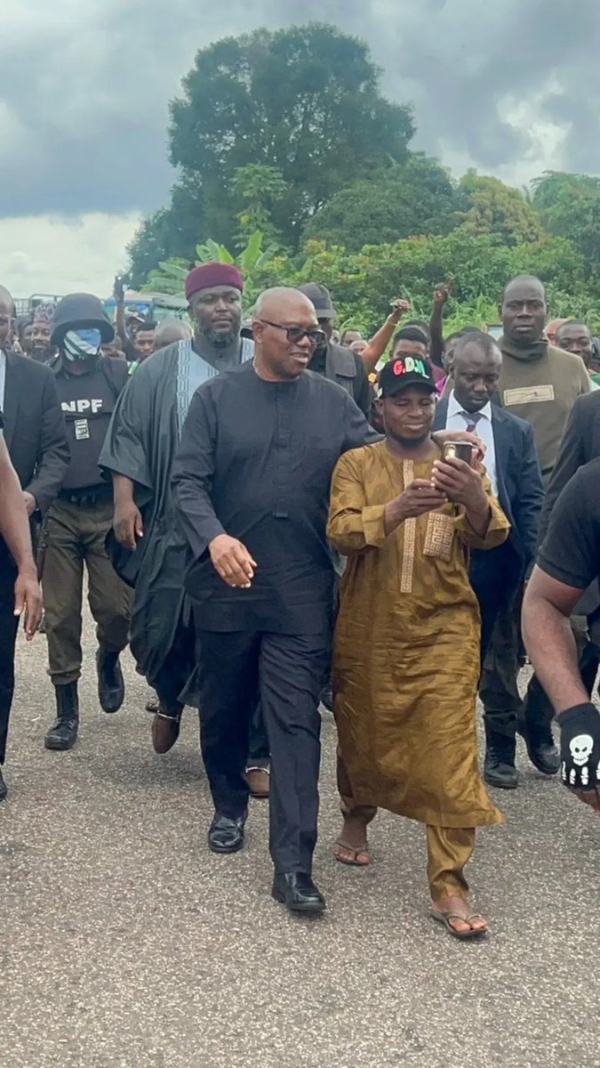 Unabombaar's tweet photo. In October 2024, while travelling from Anambra to Kogi, Peter Obi encountered a massive traffic gridlock around Unobe in Kogi State. Upon inquiry, he discovered that police officers had allegedly shot the tyre of a trailer vehicle, prompting drivers to block the road in protest.

Peter Obi came down from his vehicle, engaged the drivers directly, calmed tensions, and helped restore order until the traffic was dislodged. Many travellers at the scene were grateful because they knew what he did for them by acting like a leader.

So why are APC miscreants suddenly trying to push an agenda because Peter Obi stepped in yesterday to settle a dispute at the airport and prevent another major traffic disruption?

A responsible leader does not ignore chaos when he has the influence to calm people down. Preventing escalation, restoring order, and ensuring free movement is not a crime - it is leadership. The same people criticizing him today would still complain if he had ignored the situation completely and allowed tensions to worsen.