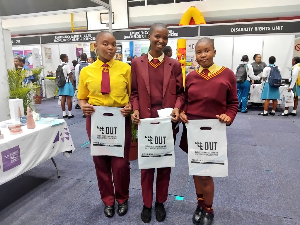 philileeeee10's tweet photo. Future health and social care professionals in the making. These learners are taking in everything DUT Open Week has to offer.
#DUTOpenWeek #CareerDay #FutureofWork https://t.co/p6nFOVMP7J