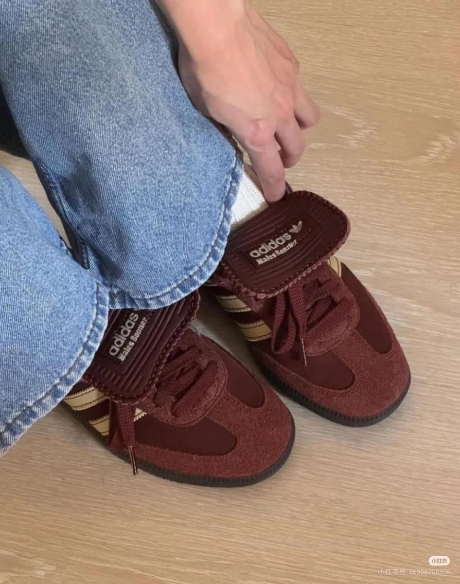 Gila sih, warna sneakers dark brown tuh ngasih vibe yang mahal dan keren buat daily OOTD kamu!