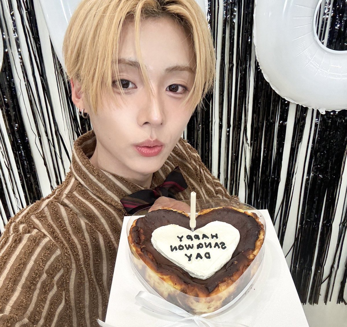 I’m tears they prepared the strawberry cake but he chose to celebrate with the cake leo bought it probably meant a lot to him leowon are so precious I can’t