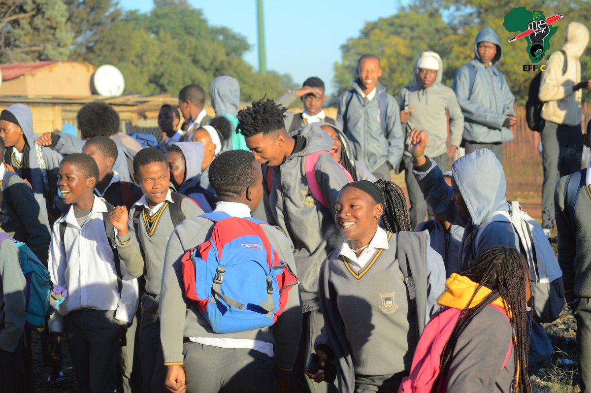 gauteng_effyc's tweet photo. ♦️JUST IN♦️
Gauteng EFF Youth Command PYILC member fighter Delton Baloyi with learners of Simunye Secondary School as the picket for better learning circumstances
#EFFYouthCommand https://t.co/TeyixL2YW5