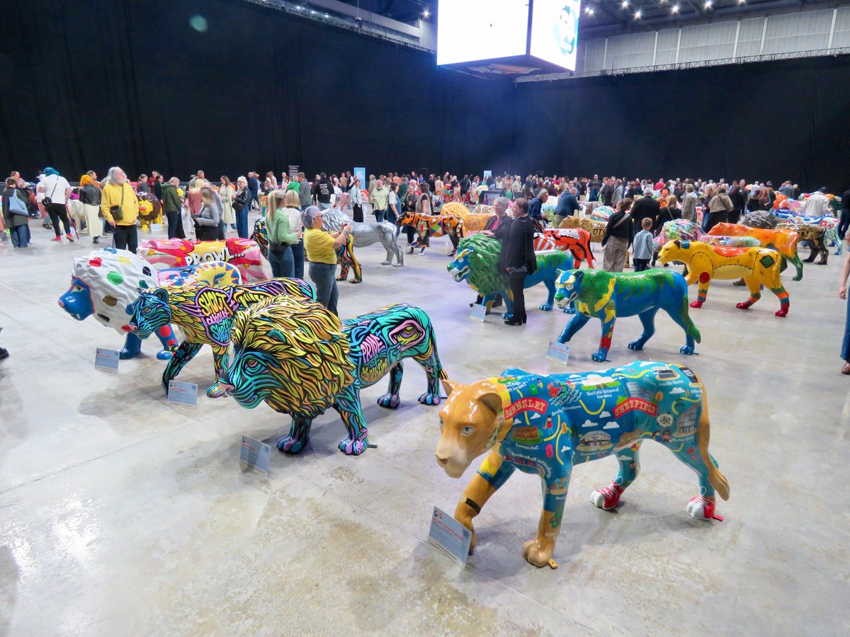 steelcitysnaps's tweet photo. Last night I had the great pleasure of being invited to the Pride of Yorkshire @POY_Trail launch 🦁😍 Held at @SheffieldArena, it was the first time all 150 lion sculptures have been gathered together in one room! @SheffChildrens https://t.co/XYT0gMN6kK
