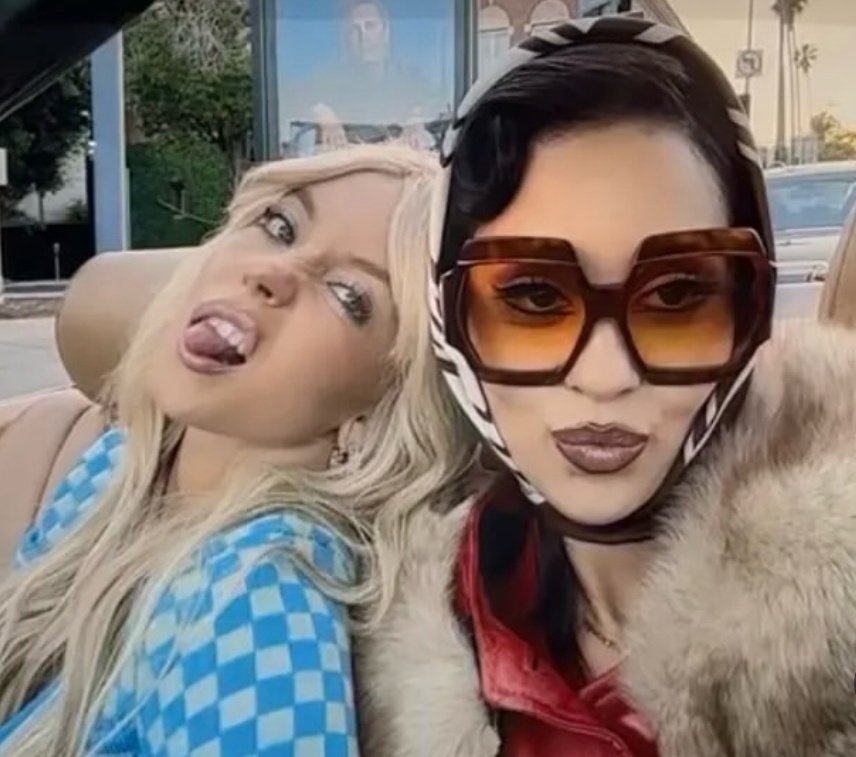 archivedemie's tweet photo. alexa and sydney https://t.co/qRCErhveSK
