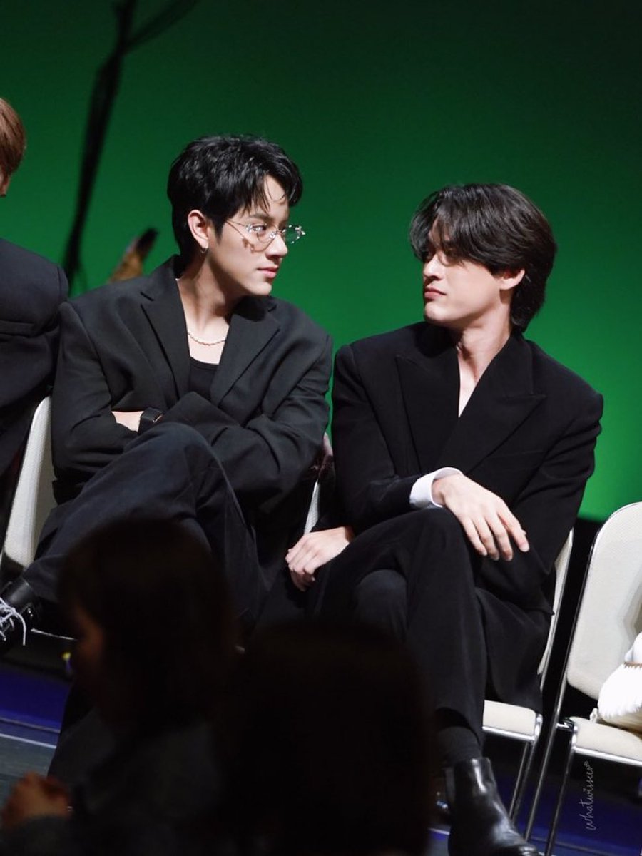 🐧: kok pindah ke tengah? disuruh joss ya?
🐱: disuruh p’sing
🐧: oh, joss ngga?
🐱: p’joss setelah p’sing

AWOKAWOKAWOKAWOKAWOK

#TpopShowcaseinTokyoxGawin