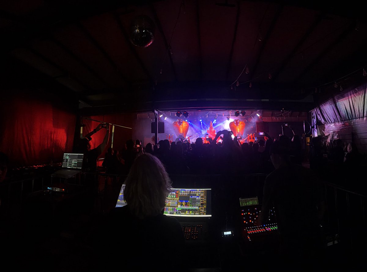 Javi_Cass10's tweet photo. Weee, ahora me tocó ayudar en stage, el baterista de la banda me dijo que eh sido de sus mejores drum techs, eso estuvo épico, más por que acá uno le mueve a la guitarra y no a la batería 🙌🏼🤠
.
.
.
Pd: escuchen a cult of fire 🔥 https://t.co/MrwDrLV8PI