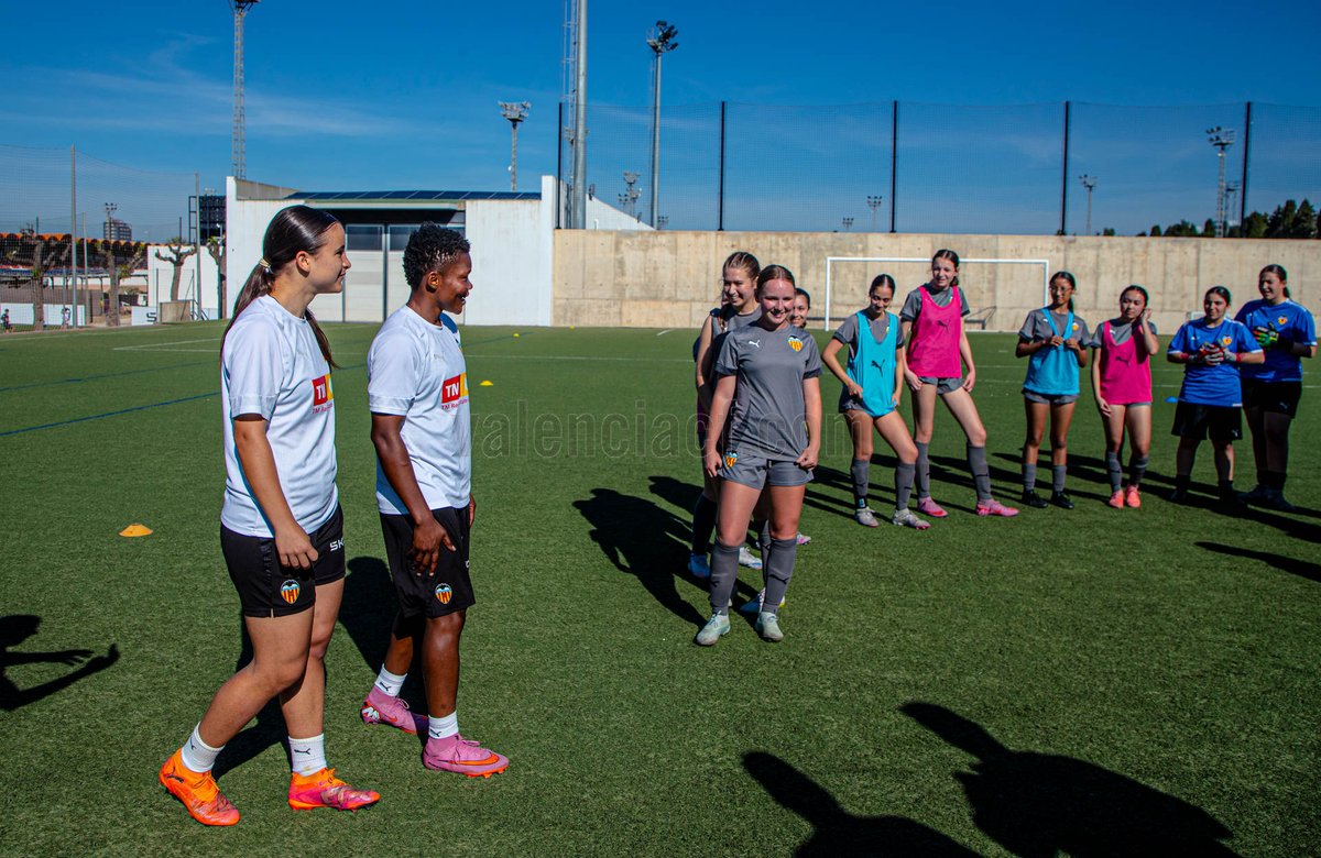 Academia_VCF's tweet photo. 🗣️"Fue muy divertido conocer los jugador@s del @valenciacf  y del @VCF_Femenino que nos contaron su experiencia, lo jóvenes que eran cuando empezaron y cómo han llegado ahora al primer equipo"
  
7️⃣0️⃣ jugador@s y técnicos de la @VCFSeattle 🇺🇸disfrutaron de una Training Experience en la Ciutat Esportiva del @valenciacf 

🔗 https://t.co/K6vLddmM12

#VCFWorld 🌎