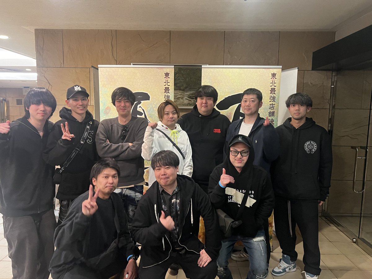 nontilt_poker's tweet photo. 「観光？しない。
寝食？忘れます。
トーナメントがある限り
エントリーし続ける漢💪❤️‍🔥❤️‍🔥」

ノンティルト名鑑です！！！！
今回ご紹介するのはァァァ！！！✨🃏

プレイヤーネーム  
『Ryuta』様ぁぁぁ！！！🤘❤️‍🔥❤️‍🔥

@Ryuta62A 

活動エリアは青森県八戸市！！！
よく行く店舗は  
『8Quads（八戸）』！！！

ポーカー歴は約1年2カ月！！！

地方から大型大会へ挑戦し続ける、
熱量の高いプレイヤー様です！🃏❤️‍🔥❤️‍🔥
＿＿＿＿＿＿＿＿＿＿＿＿＿＿＿＿

🃏ポーカーを始めたきっかけ

きっかけは、
10年以上仲の良いお客様に

「ポーカーの大会行こうよ」

と誘われたこと。

始めて2ヶ月後、
JOPTの会場である
ベルサール高田馬場へ。

エスカレーターを降りた時に聞こえた  
チップシャッフルの音。

会場を見た瞬間、

「日本にもこんな世界があるんだ」

と衝撃を受け、
一気にポーカーにハマっていったそうです。🫶😭
＿

🏆主な入賞歴

2025年  
・USOP ULTRA HIGH ROLLER II　5位  
・Michinoku Poker Tour Main　2位

ポーカー歴約1年でこの実績！！！🔥

特に思い入れがあるのは、  
USOP ULTRA HIGH ROLLER II。

始めて半年でハイローラーに飛び込み、
地元の仲間2人と大阪へ。

大阪万博の時期で、
移動費・宿泊費もかなりかかっていた中での入賞。

地方から仲間と挑み、
結果を持ち帰る。

これは熱すぎます。
＿

💔悔しかった経験

Michinoku Poker Tourのヘッズアップ。

最後のオールイン勝負で、
リバー逆転。

初トロフィー目前での敗退。

この悔しさは、
絶対に次へ繋がるやつです。😭🔥
＿

✨プレイ中に大切にしていること

「他のプレイヤーへのリスペクトを忘れず、誰よりも楽しむこと」

青森県全体でもアミューズ店舗は4店舗ほど。

実際に行ける距離だと2店舗ほどで、
基本は同じメンバーと打つことが多いそうです。

だからこそ、
遠征先でたくさんのプレイヤーと打てることが
楽しくて仕方ないとのこと！！！🃏✨

地方から挑戦している姿、
本当にカッコいいです。💪❤️‍🔥
＿

🔥今後の課題

大型大会では、
まだいつも通りプレイできていない感覚があるとのこと。

「まだまだ経験が足りない」

結果を出しても、
もっと強くなろうとしている姿勢。
大応援です！！！！！📣
＿

😊トーナメントへの姿勢

どんなことがあっても、
トーナメントがある限りエントリーし続ける。

観光など一切せず、
寝食を忘れて会場にいる。

完全にトーナメントに取り憑かれてます。笑

でも、
それくらい熱中できるものに出会えたのが最高です。
＿

🃏Ryuta様にとってポーカーとは

「死ぬまでやり続ける部活みたいな存在」

大人になってから、
ここまで熱中できるものに出会えた。

仲間が増え、
年齢関係なく勝負して仲良くなり、
そのまま一緒に飲みに行く。

「多分一生やります」

この一言に、
ポーカー愛が詰まっていました。😭🃏
_

📣今後の目標・皆様へ

個人としては、
大型大会に挑戦し続けること。

そしていつか、

自分でポーカーのお店を開き、
地元のポーカー人口を増やしたい。

みんなで海外トーナメントに
楽しみながら挑戦できる環境を作りたい。

青森からポーカー文化を広げていく夢、
めちゃくちゃ熱いです。🔥

最後に皆様へ📣

「まだまだ始めたての田舎者ですが、
たくさんの時間、たくさんの人とポーカーしたいので、同卓した際はお互い楽しく勝負できたら幸いです！」
＿＿＿＿＿＿＿＿＿＿＿＿＿＿＿＿

✍️Non'Tilt編集部コメント

Ryuta様の魅力は、
地方という環境を言い訳にせず、
自分から大型大会へ飛び込み続けているところ。

ポーカー歴約1年2カ月で、
ハイローラーに挑戦し、
地方大会でも結果を残す。

そして何より、
誰よりもポーカーを楽しんでいる姿勢が印象的でした。

観光もせず、
寝食も忘れて、
トーナメント会場に居続ける。

ここまで熱中できるものに出会えた人は強いです。

Non'Tiltは
Ryuta様のこれからのご活躍を全力で応援しております！！！🔥

この度は快く掲載にご協力いただき、
誠にありがとうございました！！！🙇‍♂️✨
＿

ノンティルト名鑑は、
ポーカー業界で活躍する
プレイヤー・ディーラー・店舗様を
どんどんご紹介していくプロジェクト！！！

現在【544名】をご紹介中！☝️❤️‍🔥❤️‍🔥

あなたのポーカーストーリーも、
ぜひNon'Tiltでご紹介させてください！！！✨

いいね・リポストで応援していただけたら幸いです！

最後まで読んでくれた皆様に幸あれ！🤞