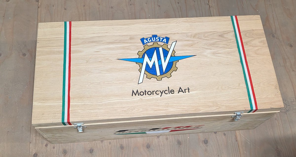 Laser728's tweet photo. 職場に置いてあった海外製バイクのパーツが入ってた木箱。このまま処分するのは忍びないので再利用して何か作ろうと思います https://t.co/2eVr4tWTTx