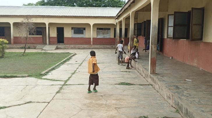 cdrafrica's tweet photo. 🇬🇭 Samuel Donkor, the only trained teacher at Kakpeni D/A Primary and JHS in the Kpandai District of the Northern Region, has been handling 12 classes and over 448 pupils alone for more than three years amid severe teacher and infrastructure shortages. 

Residents are calling on the government and GES to urgently deploy more teachers and improve conditions at the school.