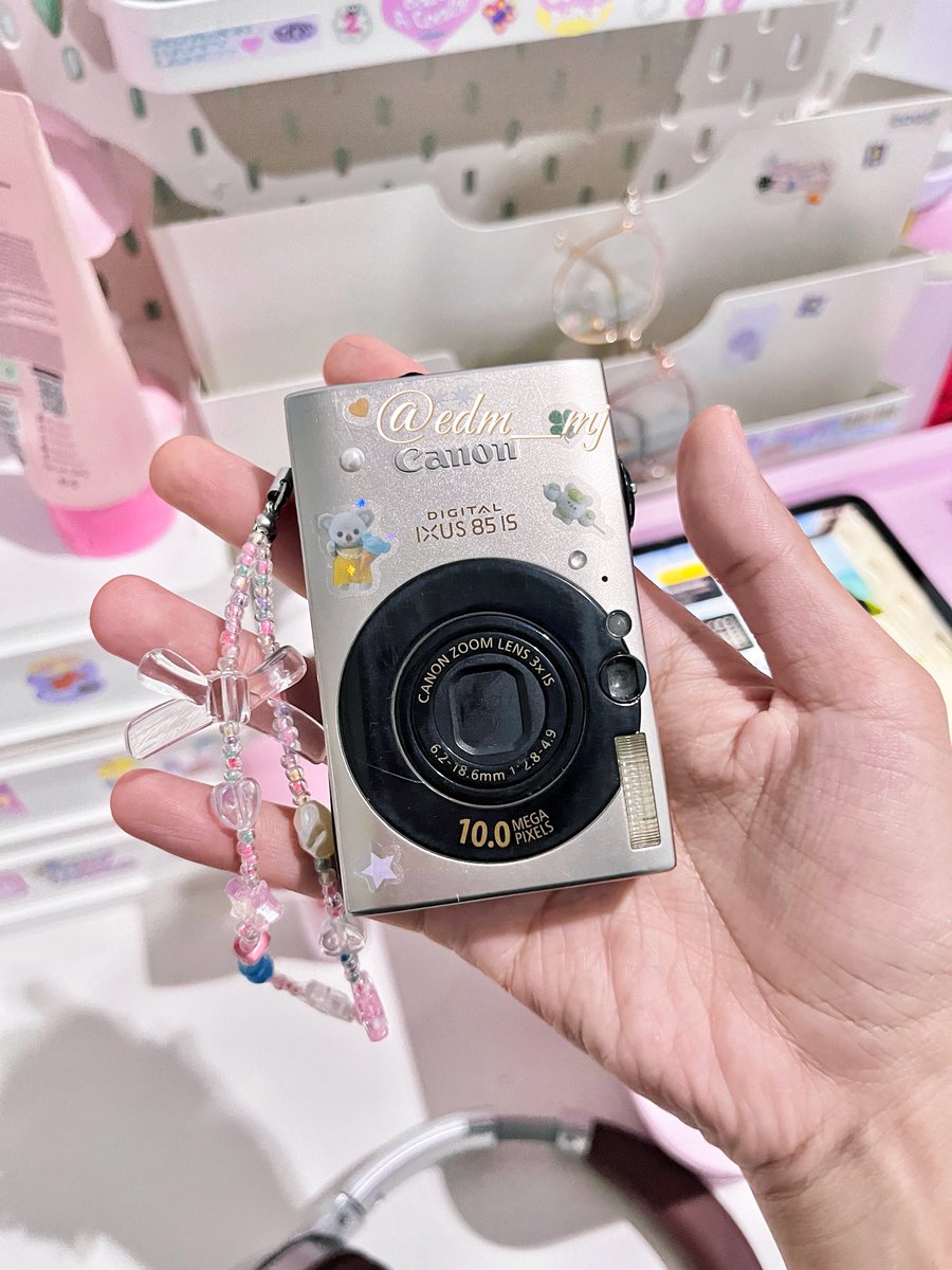 edm_mj's tweet photo. ✨ Canon ixy25is/ixus85is  𐙚 

📸 ความละเอียด 10 ล้านพิกเซล
⚡ แฟลชใช้งานได้ปกติ เปิด-ปิดได้

 🎀 ราคา 4,000.-รวมส่ง 
(ตัวตามหาเลยน้าา 🔥)

สิ่งที่ได้รับ: กล้อง,battery,สายคล้อง

#กล้องดิจิตอล #กล้องดิจิตอลมือสอง #ixus85is #กล้องโทนละมุน https://t.co/WCxiIeZhhE