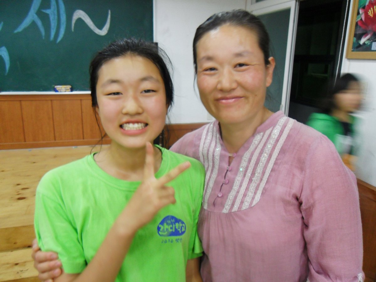 어릴 적, 제게 어머니는 참 이해하기 힘든 사람이었습니다. 가족 여행보다 동네 행사나 품앗이 하는 것을 더 우선시했고, 만약 마을 사람 중 누군가 도움을 요청하면 어떻게든 나서서 해결해주려 하셨습니다. 자기 자신보다 공동체를 늘 중요하게 생각하시는 어머니를 보며, 어린 마음에 야속하게