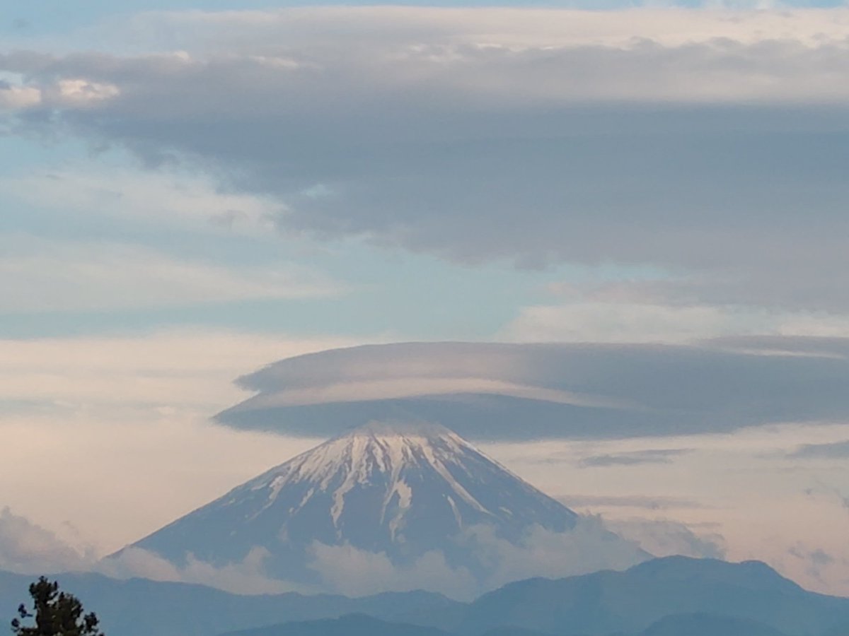 Stargate_Mu's tweet photo. 本日の富士山は、2層構造の笠雲ですな。 https://t.co/po9e4KUruP