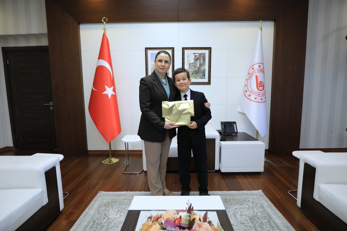 tcbartinvalilik's tweet photo. Valimiz Dr. Nurtaç Arslan, Antalya’da düzenlenen Fibonacci Dünya Matematik Olimpiyatları’nda gösterdiği üstün performansla dünya üçüncüsü olan ve ilimize büyük bir gurur yaşatan İstiklal İlkokulu 3. sınıf öğrencimiz Doruk Aktekin, ailesi, İl Milli Eğitim Müdürü, okul müdürü ve öğretmeni ile bir araya geldi.

Samimi bir ortamda gerçekleşen ziyarette Doruk’un küçük yaşta elde ettiği bu anlamlı başarının azim, disiplin ve kararlılığın en güzel örneklerinden biri olduğunu ifade ederek başarısından dolayı öğrencimizi tebrik eden Valimiz bu süreçte emeği bulunan ailesine ve öğretmenlerine de teşekkür ederek öğrencimize eğitim hayatı boyunca nice başarılar diledi.