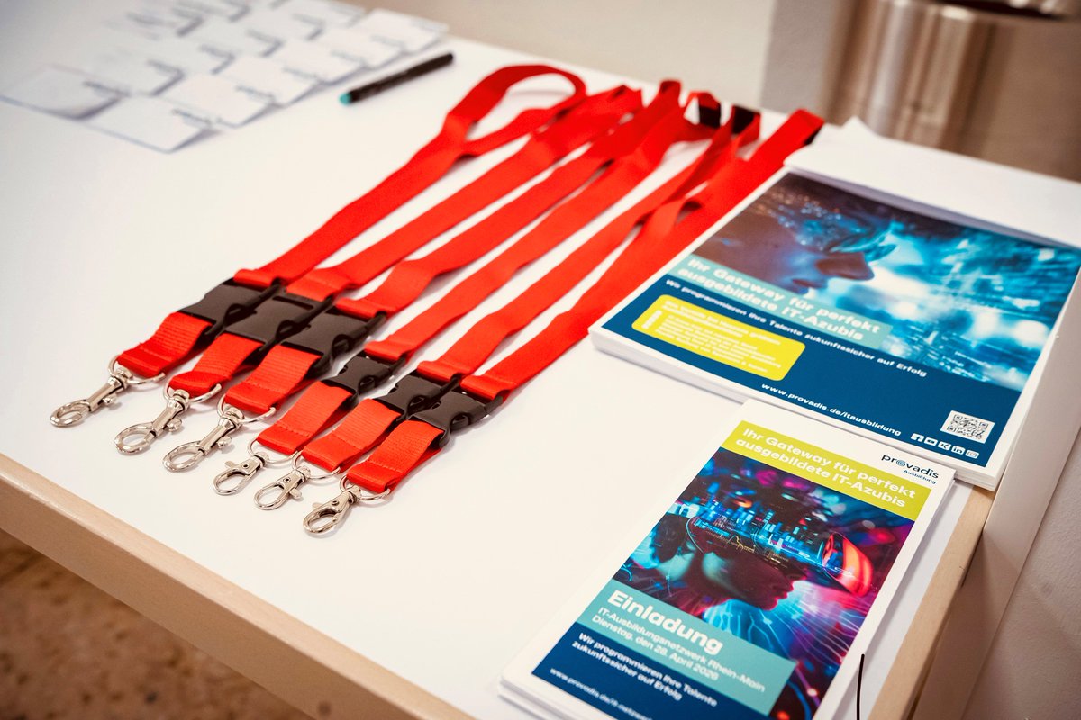MarkoLitzinger's tweet photo. Namensschilder? Andere sehen sie.
Wir sehen Networking 😄Keybänder ✔ Goodie Bags ✔ Technik ✔ Kaffee ✔☕IT-Ausbildungsnetzwerktreffen bei der Provadis Gruppe gestartet 🚀Danke an alle im Hintergrund. Mehr folgt … https://t.co/e0tttOUOBi