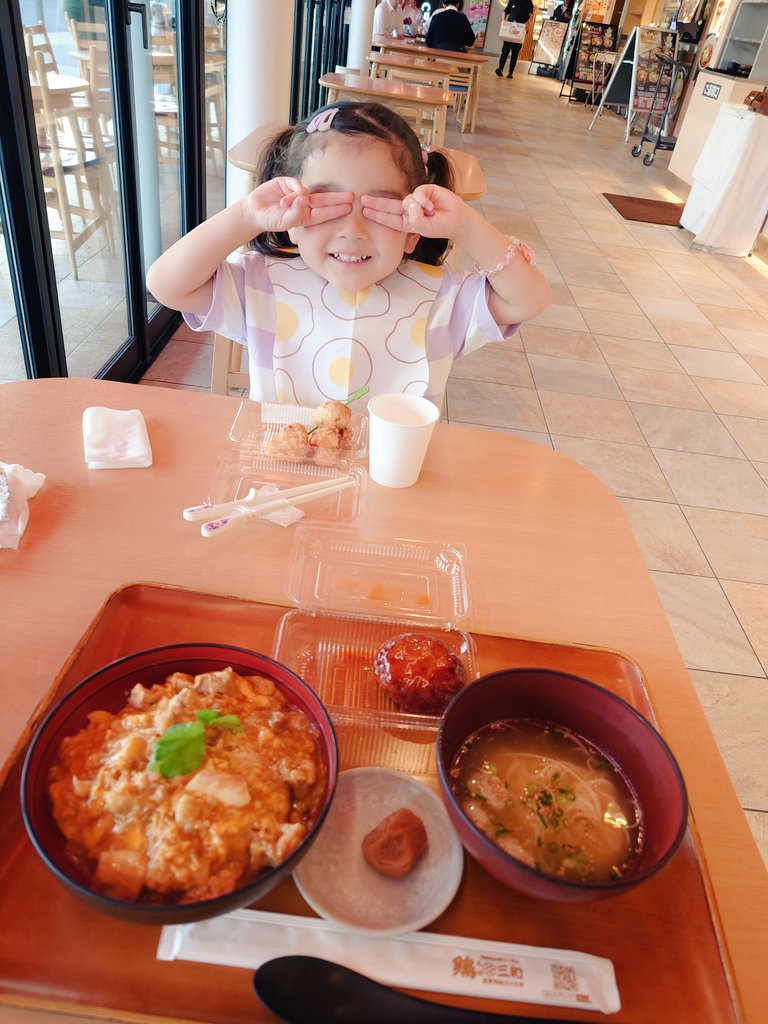 220508satsuki's tweet photo. ご無沙汰しております💦笑

本日 ４歳になりました👧🎀
ので、取り急ぎ💨

相変わらず元気にしております✨️

今日は移動日🚙💨
大阪から東京へ帰ります💨

道中、刈谷🅿️にて休憩🎡🍚

#4歳児
#誕生日
#刈谷 https://t.co/e6MJ1hF7so